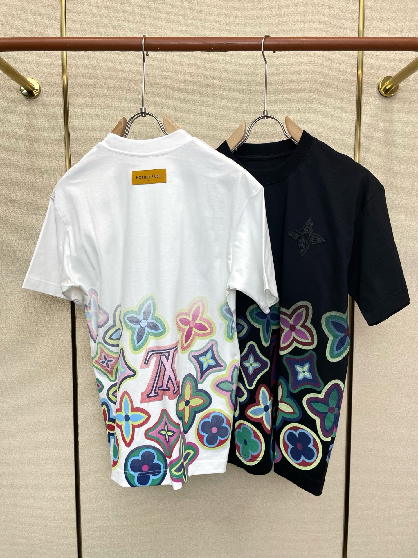 。Louis Vuitton路易威登💥砸锅卖铁都要上的新款新款原单男士休闲短袖 高端定制 高端版本 时尚