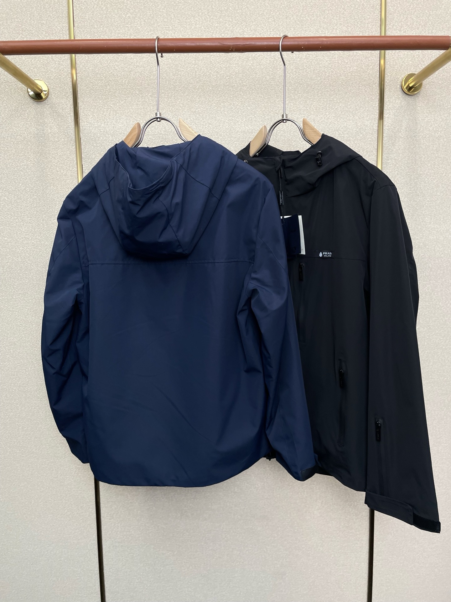 。Prada普拉达💥砸锅卖铁都要上的新款最新时尚夹克。经典设计感与颜值爆棚的外套，品质更是无法挑剔品控可