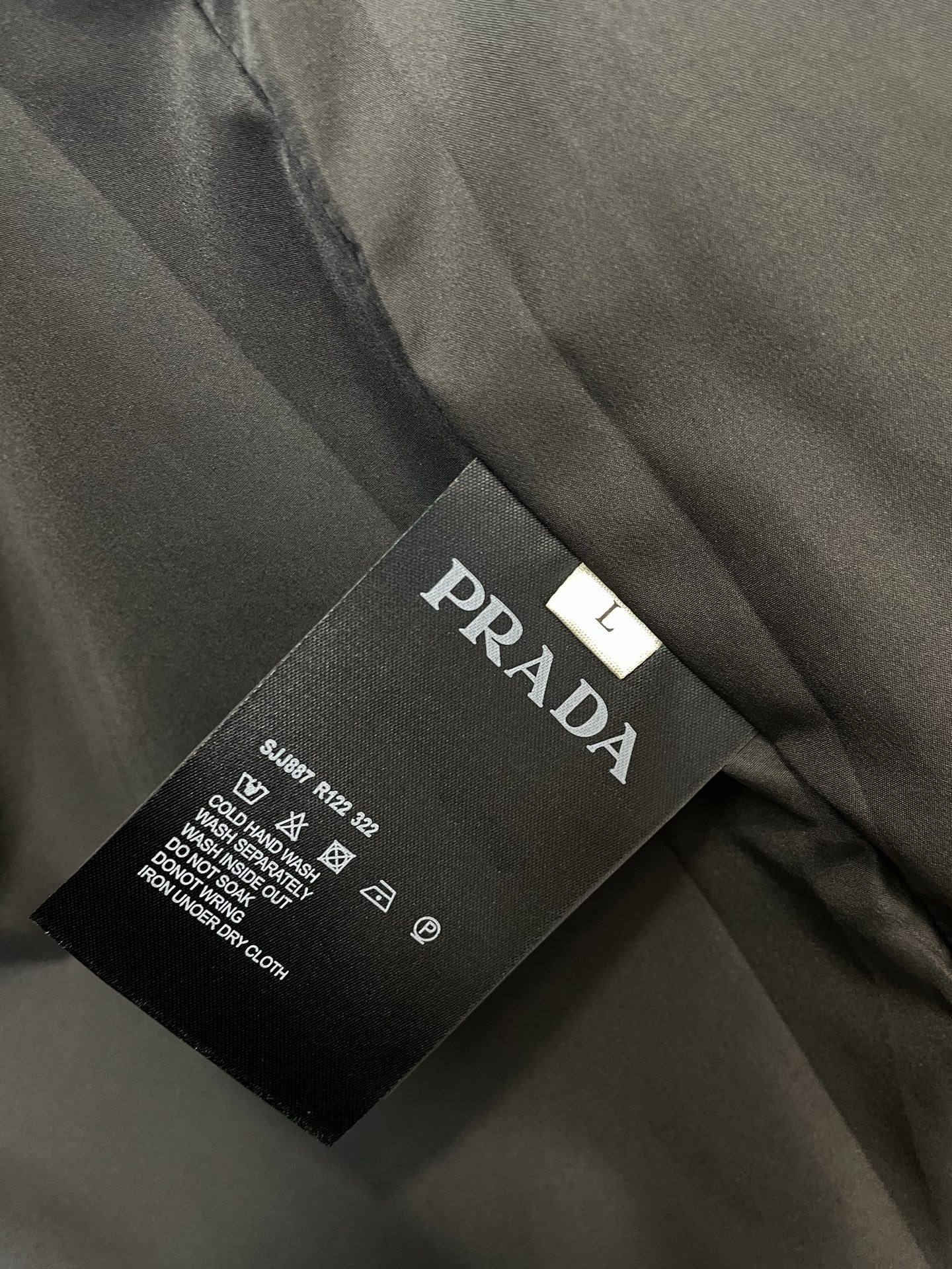 。Prada普拉达💥砸锅卖铁都要上的新款最新时尚夹克。经典设计感与颜值爆棚的外套，品质更是无法挑剔品控可