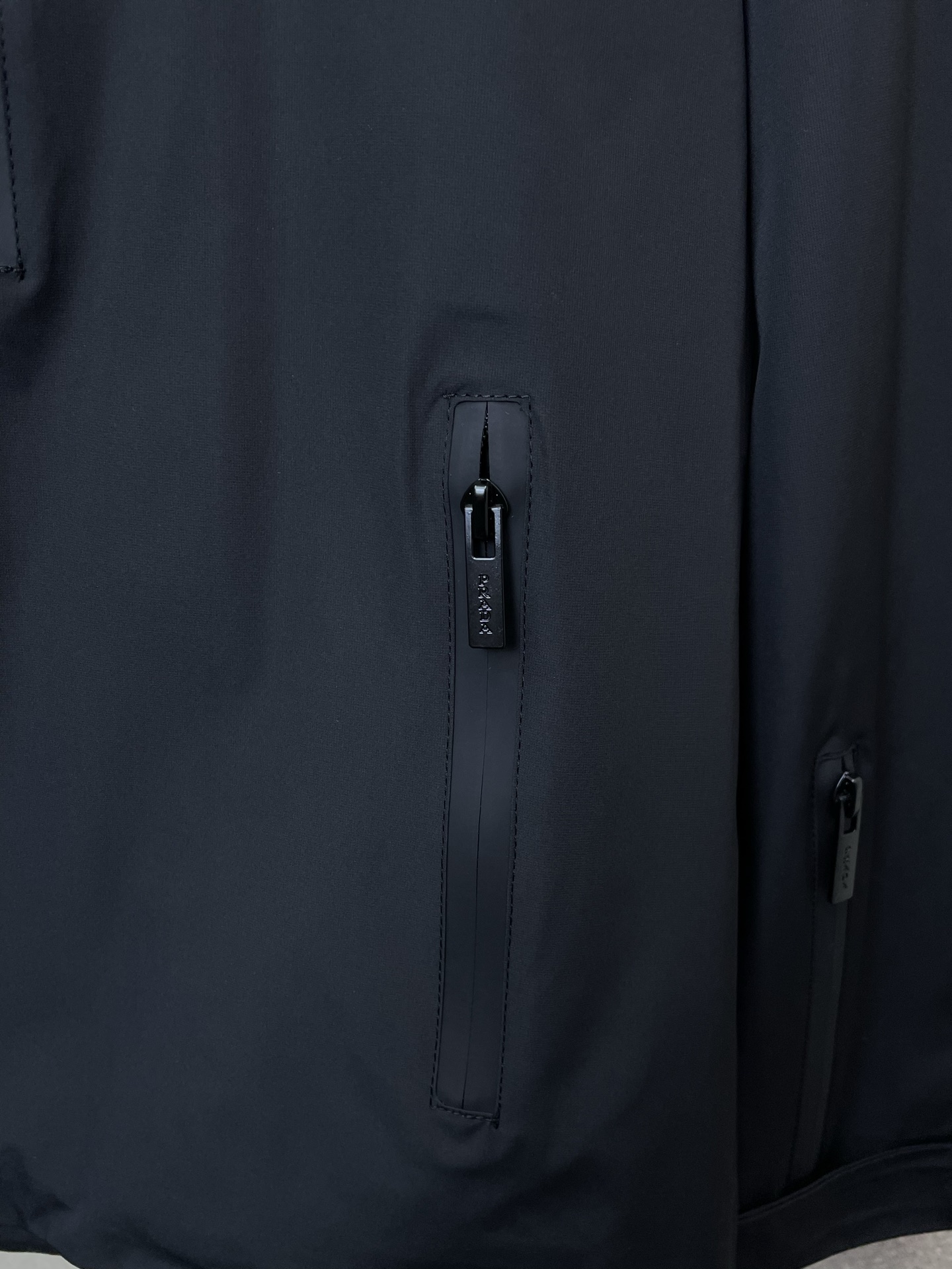 。Prada普拉达💥砸锅卖铁都要上的新款最新时尚夹克。经典设计感与颜值爆棚的外套，品质更是无法挑剔品控可