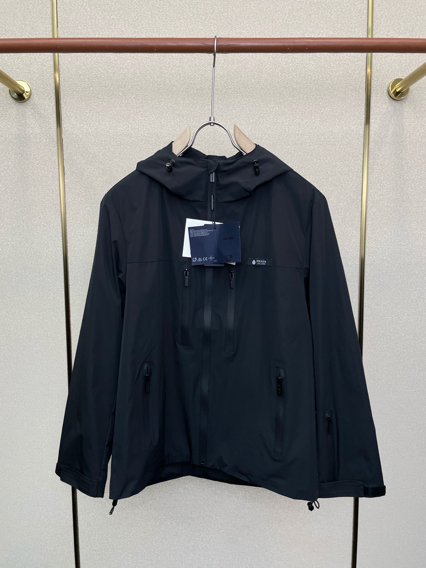 。Prada普拉达💥砸锅卖铁都要上的新款最新时尚夹克。经典设计感与颜值爆棚的外套，品质更是无法挑剔品控可