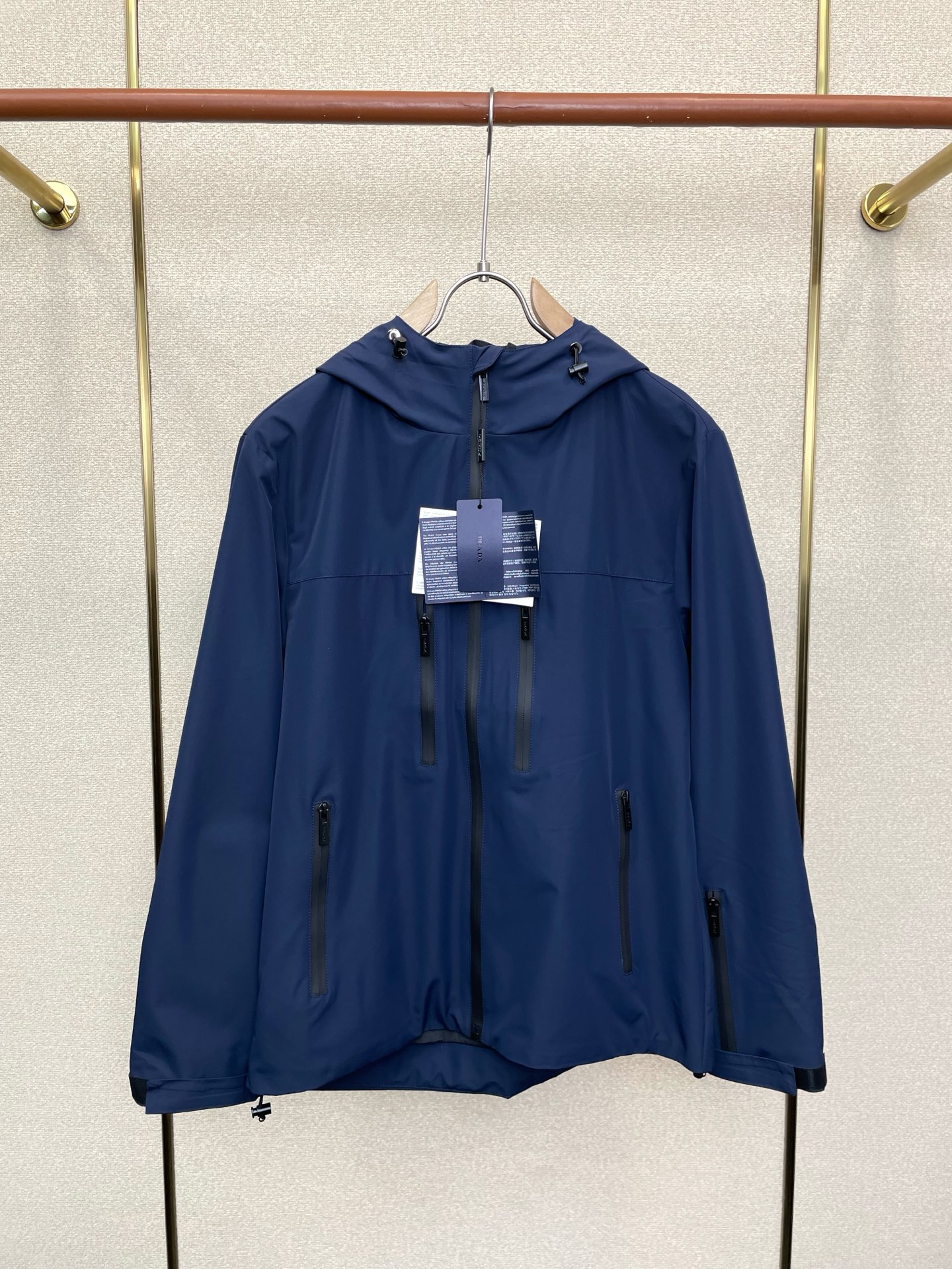 。Prada普拉达💥砸锅卖铁都要上的新款最新时尚夹克。经典设计感与颜值爆棚的外套，品质更是无法挑剔品控可