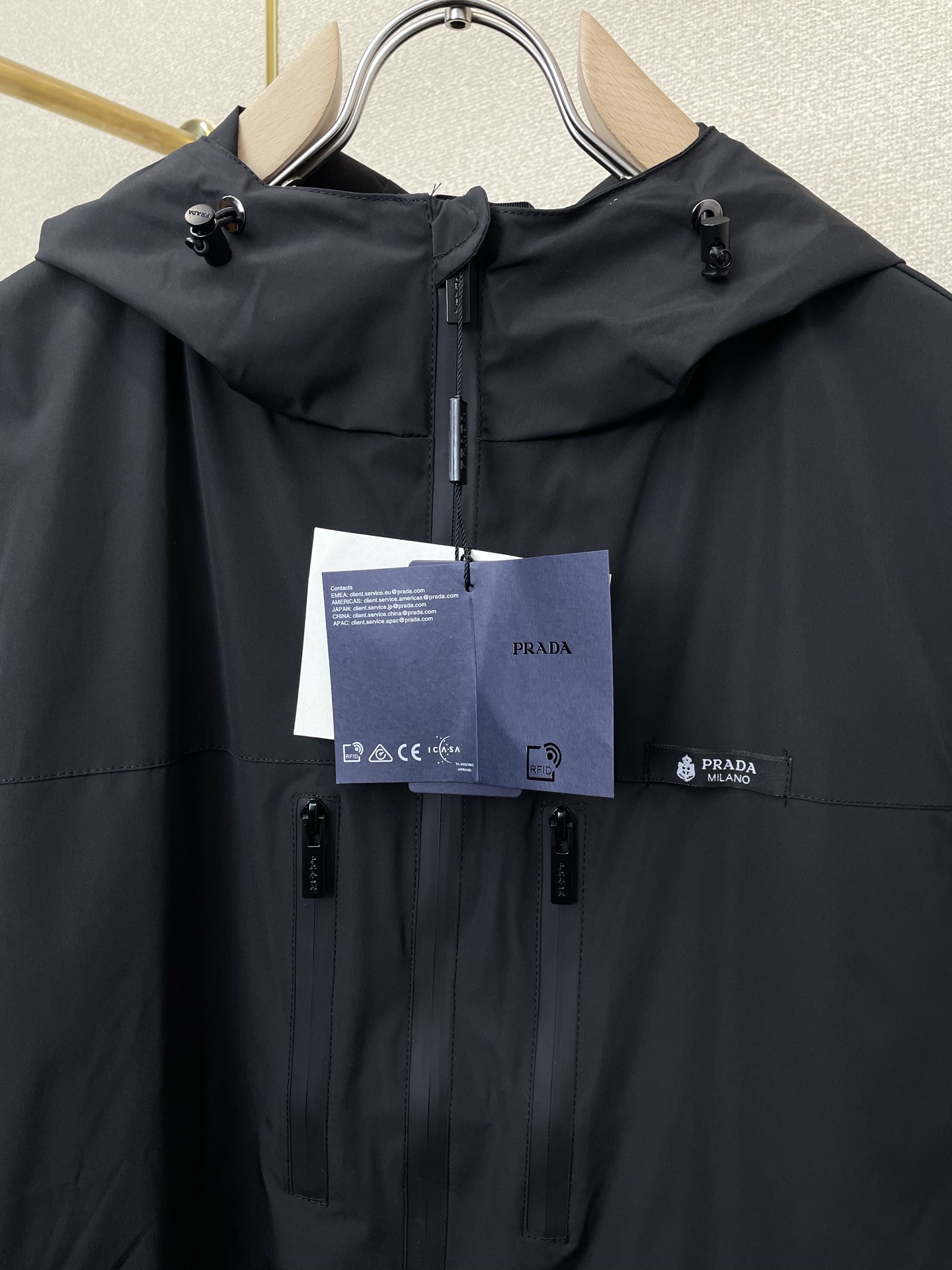 。Prada普拉达💥砸锅卖铁都要上的新款最新时尚夹克。经典设计感与颜值爆棚的外套，品质更是无法挑剔品控可