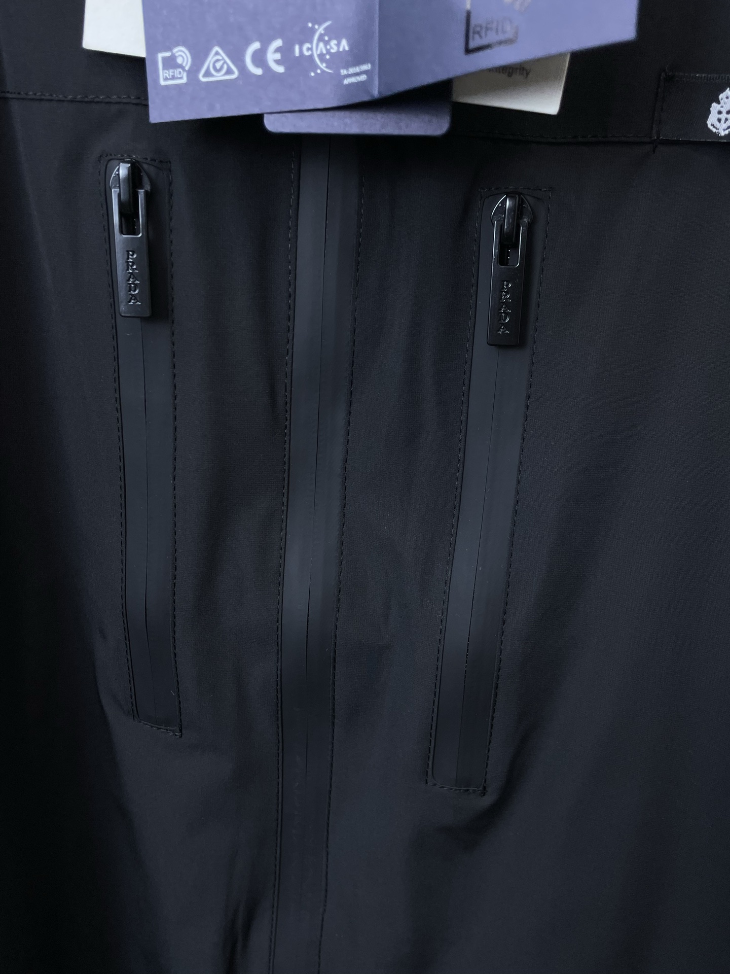 。Prada普拉达💥砸锅卖铁都要上的新款最新时尚夹克。经典设计感与颜值爆棚的外套，品质更是无法挑剔品控可