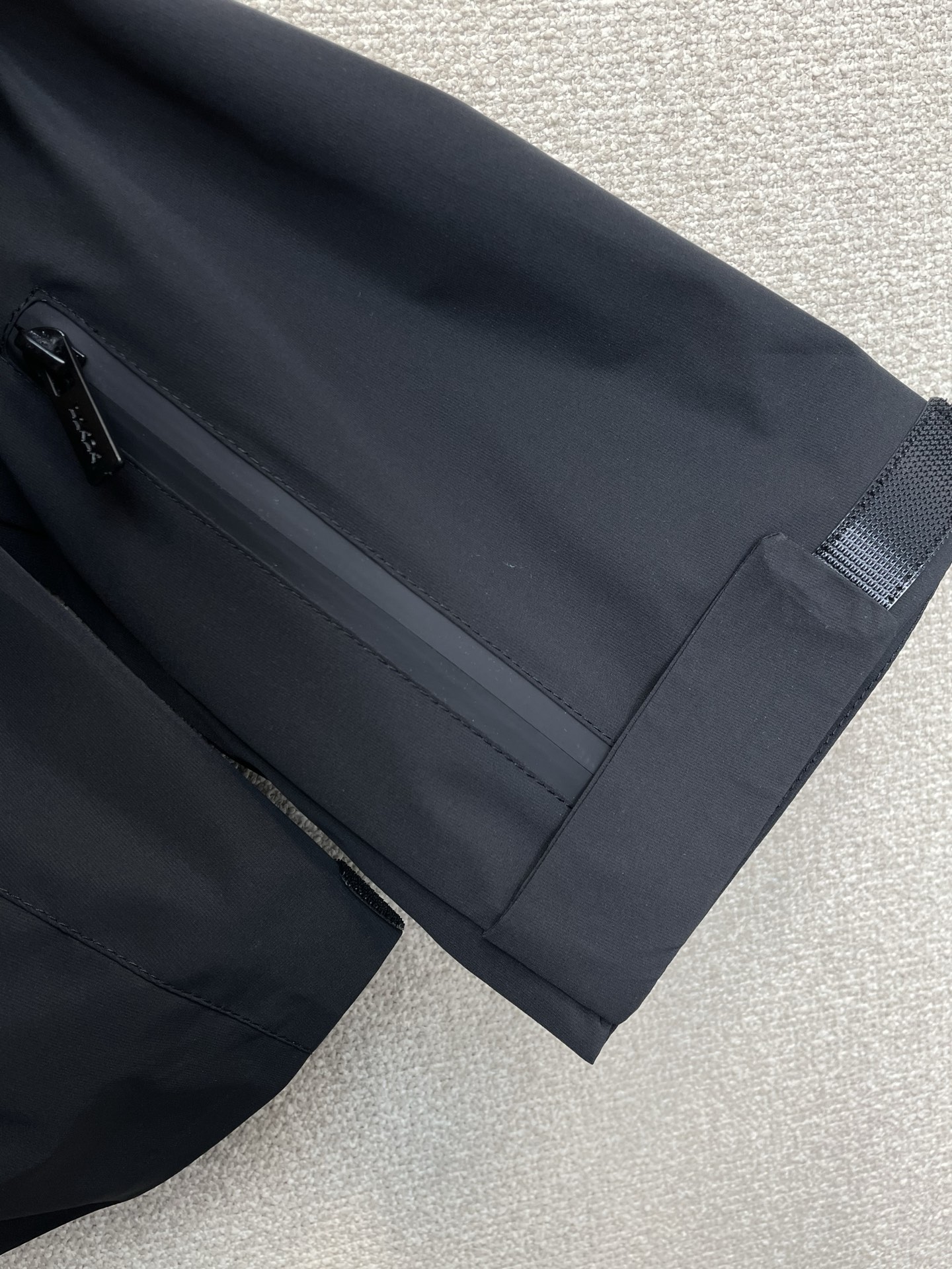 。Prada普拉达💥砸锅卖铁都要上的新款最新时尚夹克。经典设计感与颜值爆棚的外套，品质更是无法挑剔品控可