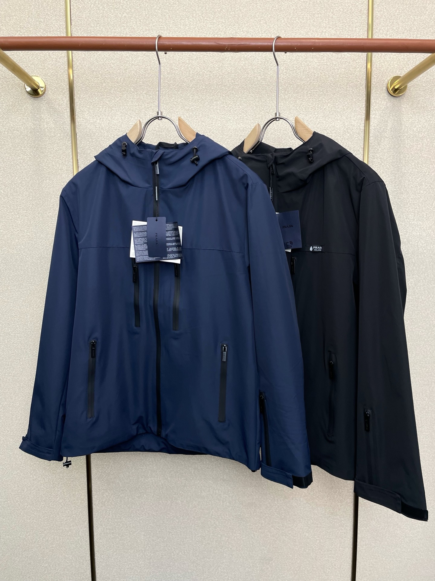 。Prada普拉达💥砸锅卖铁都要上的新款最新时尚夹克。经典设计感与颜值爆棚的外套，品质更是无法挑剔品控可