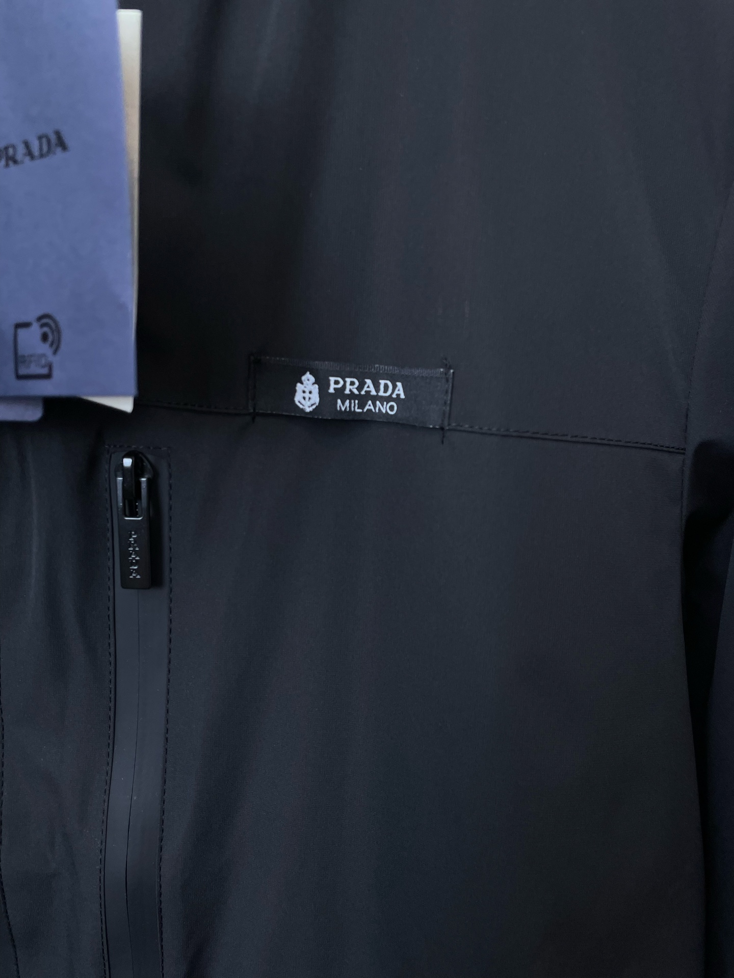。Prada普拉达💥砸锅卖铁都要上的新款最新时尚夹克。经典设计感与颜值爆棚的外套，品质更是无法挑剔品控可
