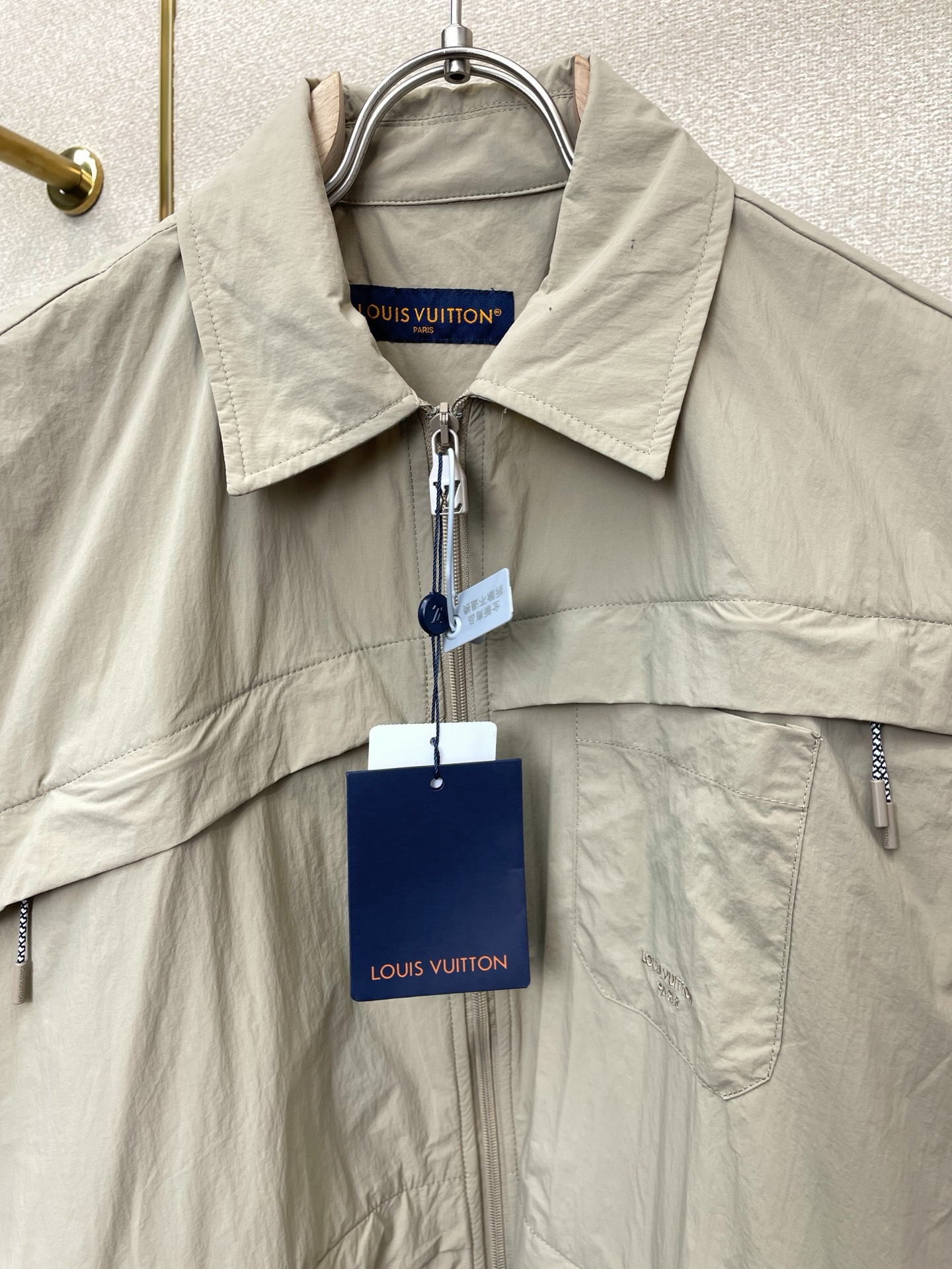 。Louis Vuitton路易威登💥砸锅卖铁都要上的新款新款原单男士休闲长袖外套 拉链开襟露营短袖衬衫