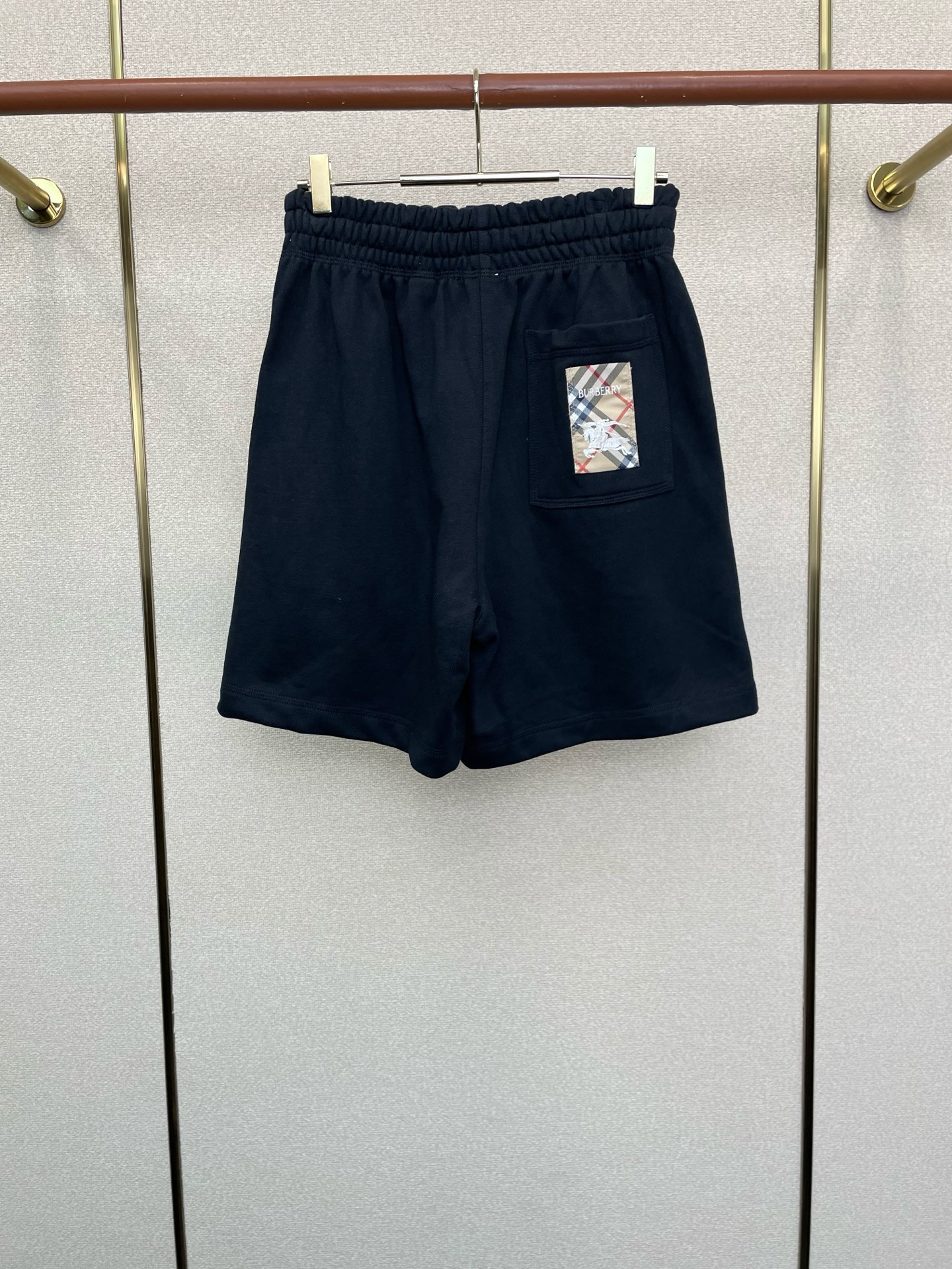 。Burberry巴宝莉💥砸锅卖铁都要上的新款新款休闲短裤 🩳格纹logo标签棉质休闲短裤 高端版本！专