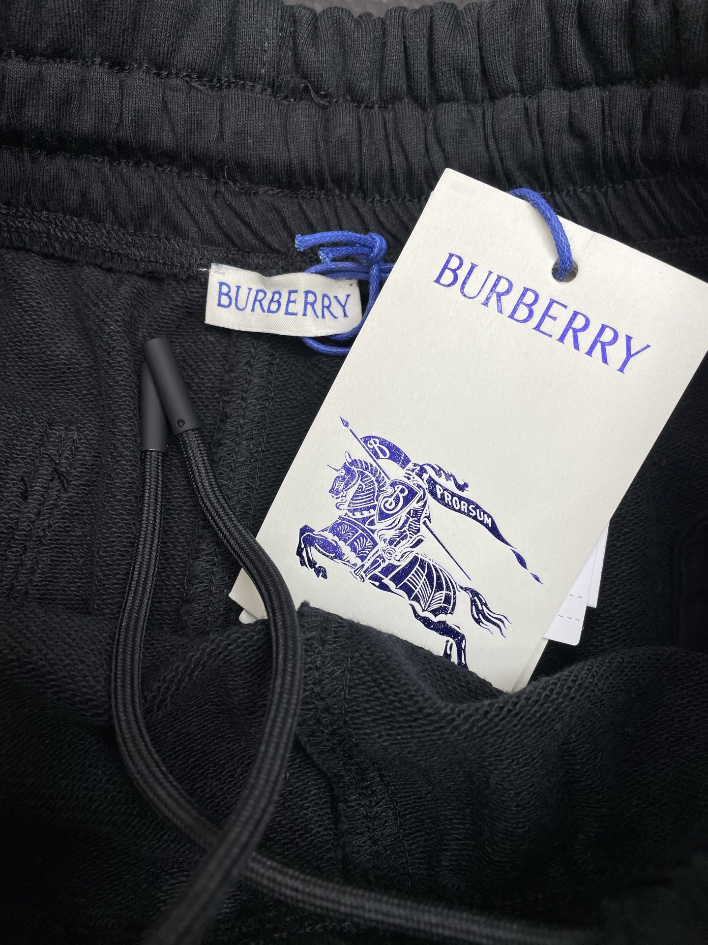 。Burberry巴宝莉💥砸锅卖铁都要上的新款新款休闲短裤 🩳格纹logo标签棉质休闲短裤 高端版本！专