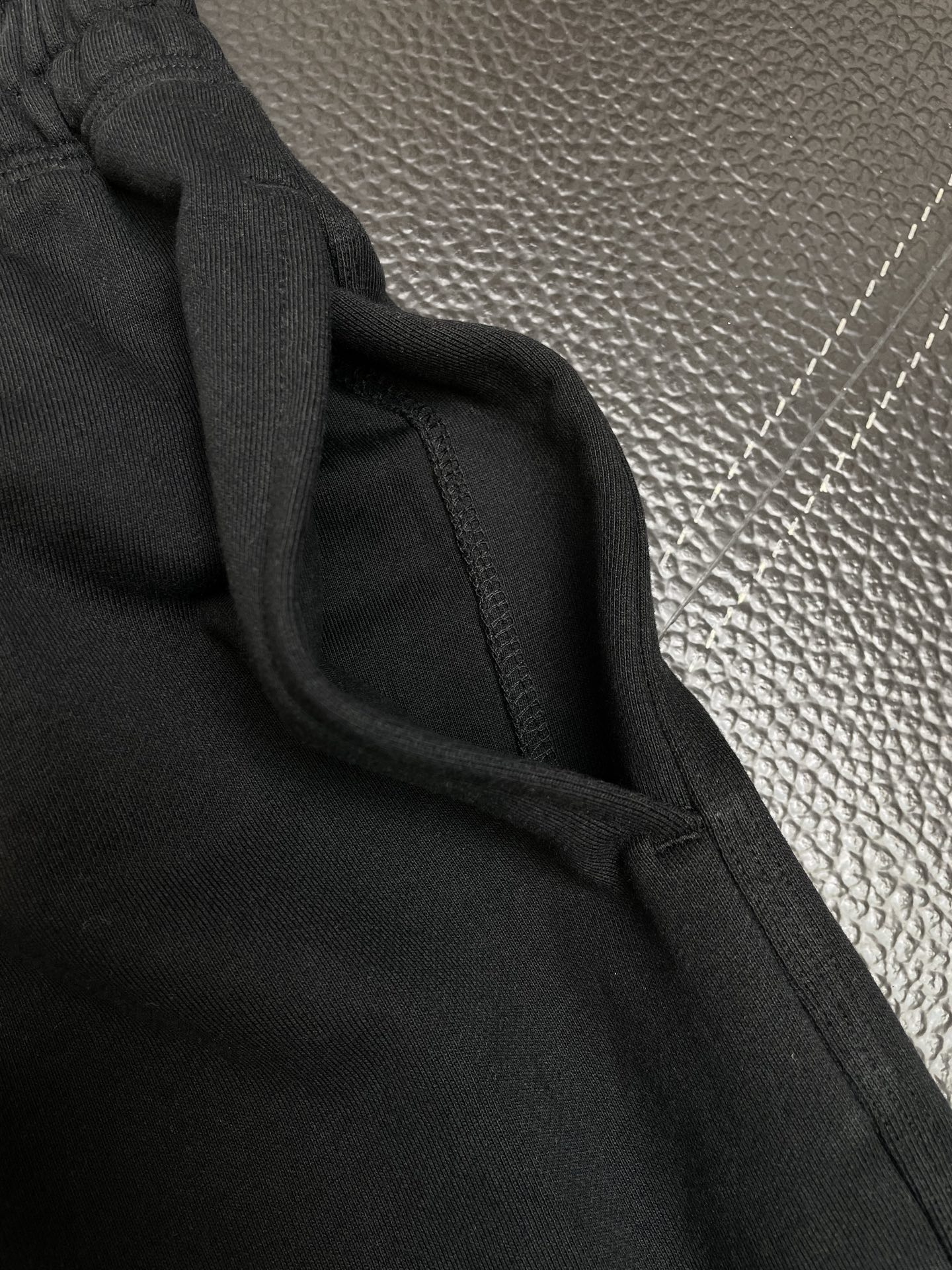 。Burberry巴宝莉💥砸锅卖铁都要上的新款新款休闲短裤 🩳格纹logo标签棉质休闲短裤 高端版本！专