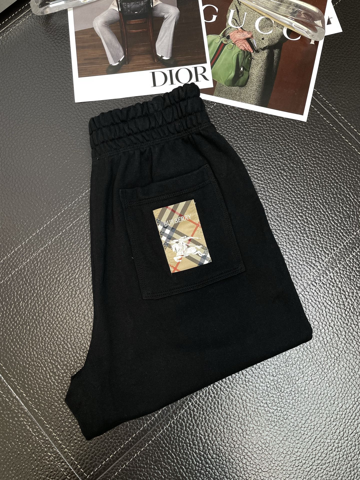 。Burberry巴宝莉💥砸锅卖铁都要上的新款新款休闲短裤 🩳格纹logo标签棉质休闲短裤 高端版本！专