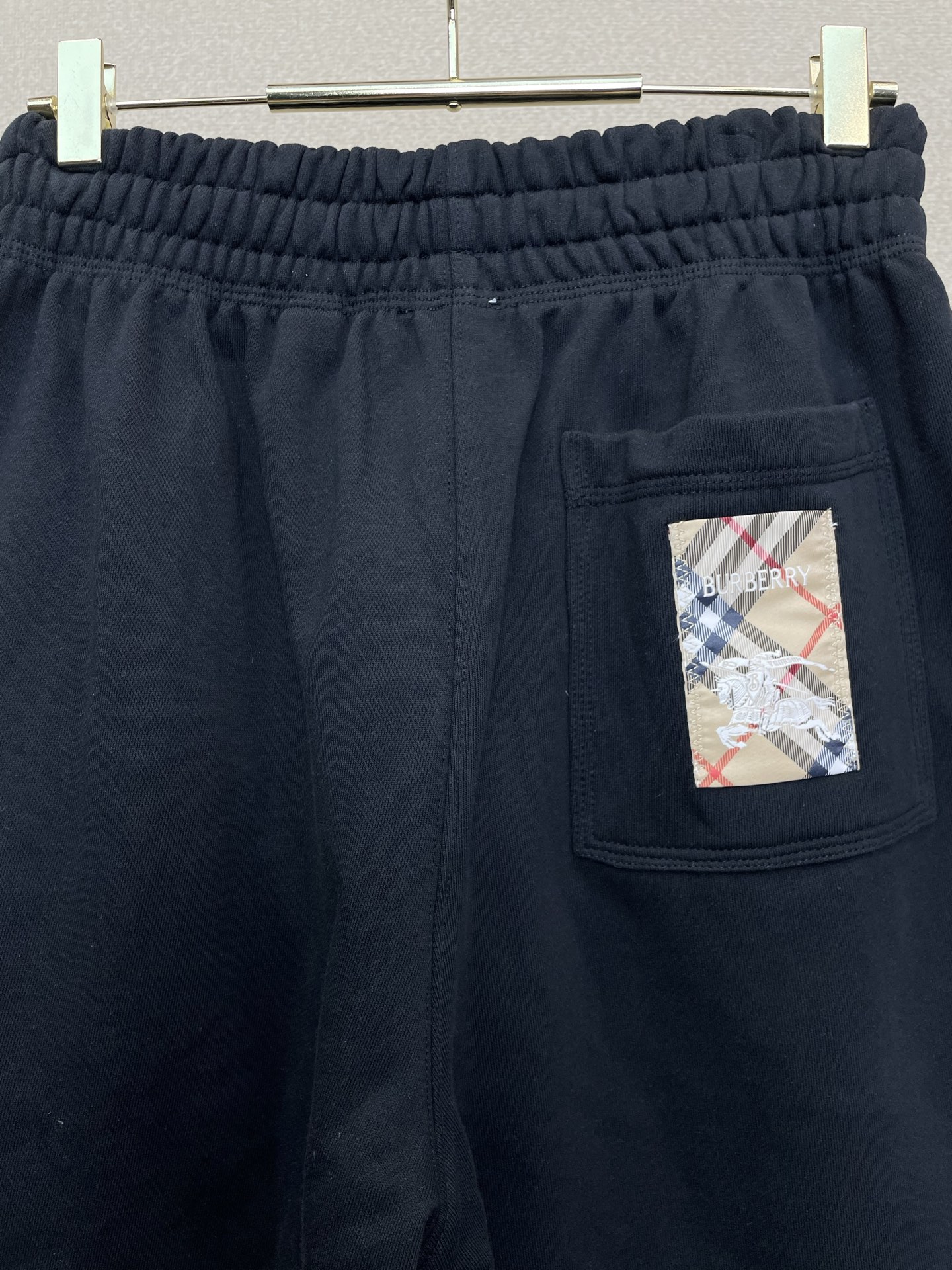 。Burberry巴宝莉💥砸锅卖铁都要上的新款新款休闲短裤 🩳格纹logo标签棉质休闲短裤 高端版本！专