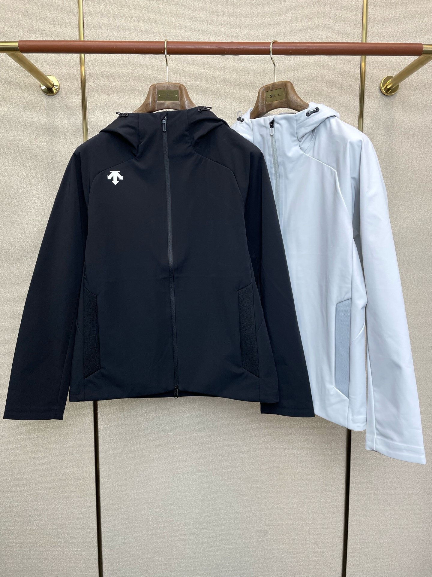 NO:776113,.DESCENTE exclusively provides the latest fashion jackets, hooded jackets, jackets with classic design and great looks. The quality is impeccable and quality control allows you to buy it directly. It is a high-end product that cannot be faulted! You can feel its powerful aura through the detailed pictures. It has a remarkable effect of gathering heat and keeping warm, so you don’t have to worry about getting a little chilly! Both fashionable and functional, the whole style looks more luxurious! Size M-2XL,,jackets & coats,jackets & coats,hats,19860909.DESCENTE迪桑特独家专供最新时尚夹克 连帽冲锋衣 经典设计感与颜值爆棚的外套,品质更是无法挑剔品控可以直接入手,不容过错的高端臻品！通过细节图片便可感受到它强悍的气场,聚温保暖效果显著,完全不用担心会有一点寒意！时尚与功能性兼备,整款显得更加的奢华大气！ 尺码M-2XL,,jackets & coats,jackets & coats,hats,,Men's clothing