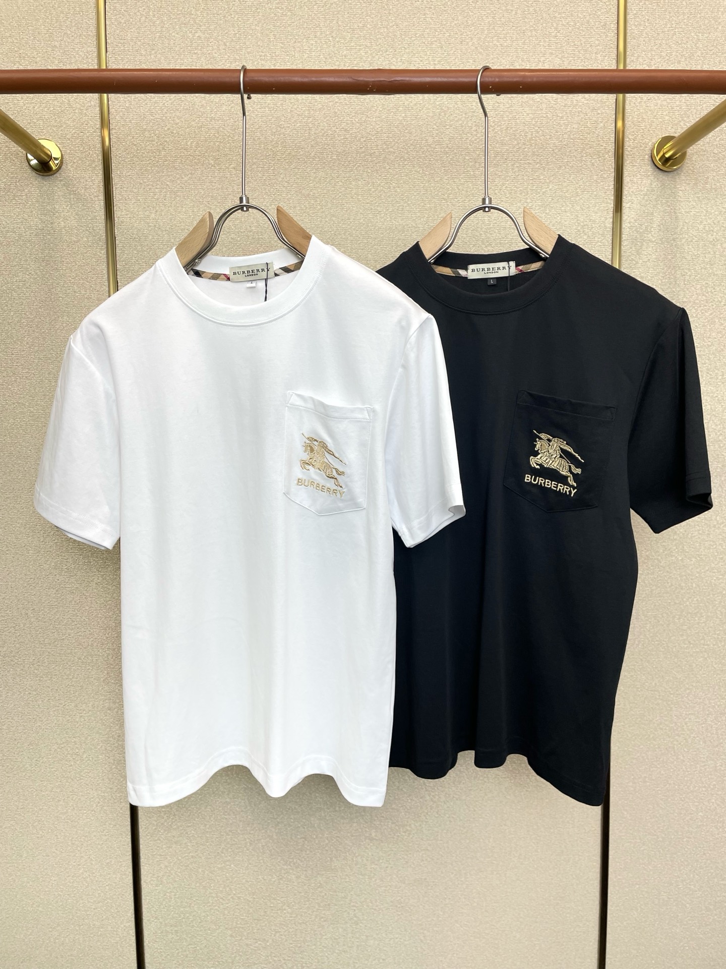 NO:776155,.Burberry exclusively supplies new original men's casual short sleeves. High-end customization. High-end version. Fashionable and versatile imported fabrics. Super soft and delicate feel. Skin-friendly and comfortable to wear. High-end boutique. The upper body is exquisitely made by the factory. A must-have item for men. Three complete standards. Size M-3XL,,burberry,burberry,T-shirt,19860909.Burberry巴宝莉独家专供新款原单男士休闲短袖 高端定制 高端版本 时尚百搭爆款进口面料 手感超柔软细腻 穿着亲肤舒适 高端精品 代工厂精细做上身非常赞 男士必备单品 三标齐全 码数M-3XL,,burberry,burberry,T-shirt,,Men's clothing