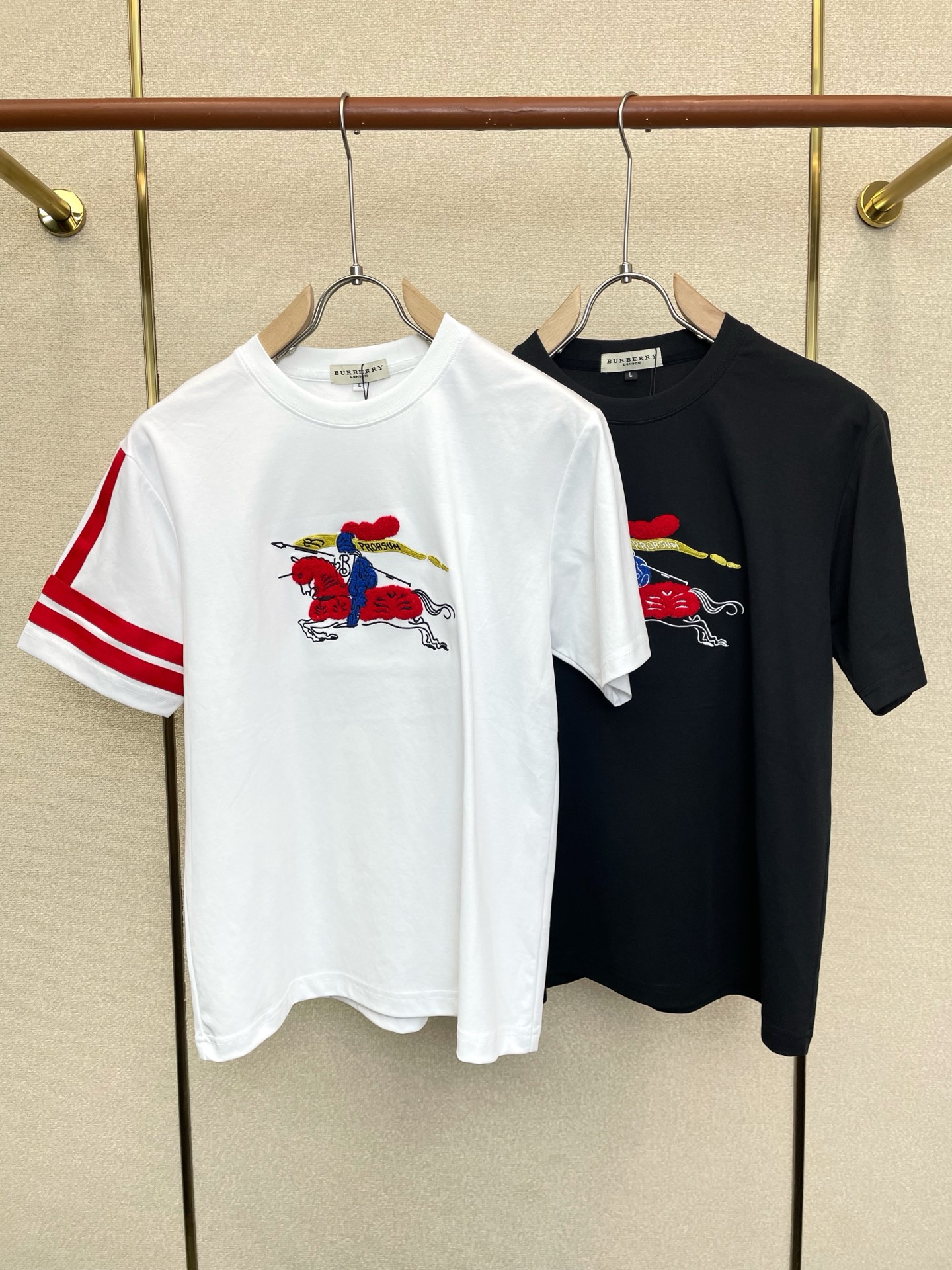 NO:776185,.Burberry exclusively supplies new original men's casual short sleeves. High-end customization. High-end version. Fashionable and versatile imported fabrics. Super soft and delicate feel. Skin-friendly and comfortable to wear. High-end boutique. The upper body is exquisitely made by the factory. A must-have item for men. Three complete standards. Size M-3XL,,burberry,burberry,T-shirt,19860909.Burberry巴宝莉独家专供新款原单男士休闲短袖 高端定制 高端版本 时尚百搭爆款进口面料 手感超柔软细腻 穿着亲肤舒适 高端精品 代工厂精细做上身非常赞 男士必备单品 三标齐全 码数M-3XL,,burberry,burberry,T-shirt,,Men's clothing