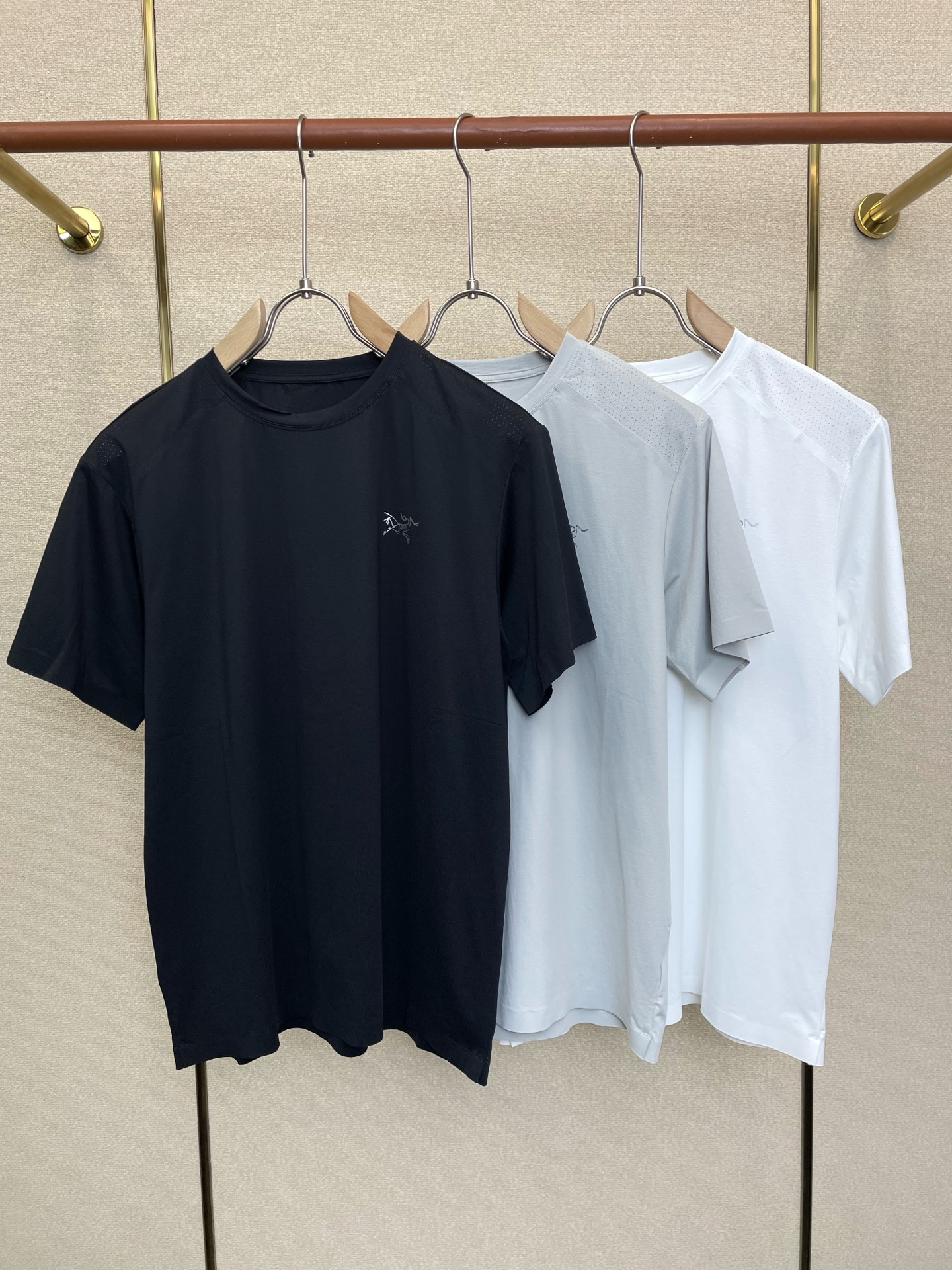 NO:776140,.Arc’teryx exclusively provides new original men’s casual short sleeves. High-end customization. High-end version. Fashionable and versatile imported fabrics. Super soft and delicate feel. Skin-friendly and comfortable to wear. High-end boutique. The upper body is finely made by the factory. It is a must-have item for men. Three standards are complete. Size L-4XL, arc'teryx, T-shirt,19860909.Arc’teryx始祖鸟独家专供新款原单男士休闲短袖 高端定制 高端版本 时尚百搭爆款进口面料 手感超柔软细腻 穿着亲肤舒适 高端精品 代工厂精细做上身非常赞 男士必备单品 三标齐全 码数L-4XL,arc'teryx,T-shirt,,Men's clothing