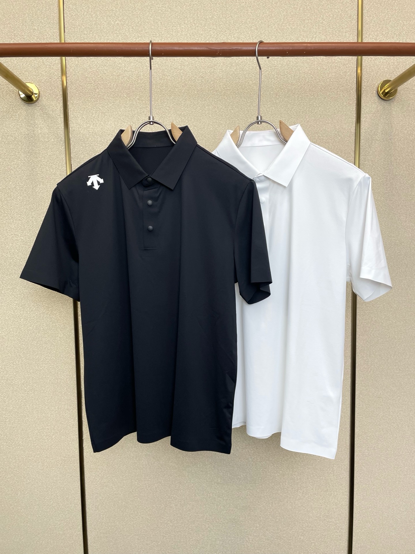 NO:873849,.DESCENTE is a must-have new style original men's casual short sleeves. High-end customization. High-end version. Fashionable and versatile imported fabrics. Super soft and delicate feel. Skin-friendly and comfortable to wear. High-end boutique. The upper body is exquisitely made by the OEM. A must-have item for men. Three complete standards. Size M-4XL, T-shirt.19860909.DESCENTE迪桑特砸锅卖铁都要上的新款新款原单男士休闲短袖 高端定制 高端版本 时尚百搭爆款进口面料 手感超柔软细腻 穿着亲肤舒适 高端精品 代工厂精细做上身非常赞 男士必备单品 三标齐全 码数M-4XL,,T-shirt,,Men's clothing