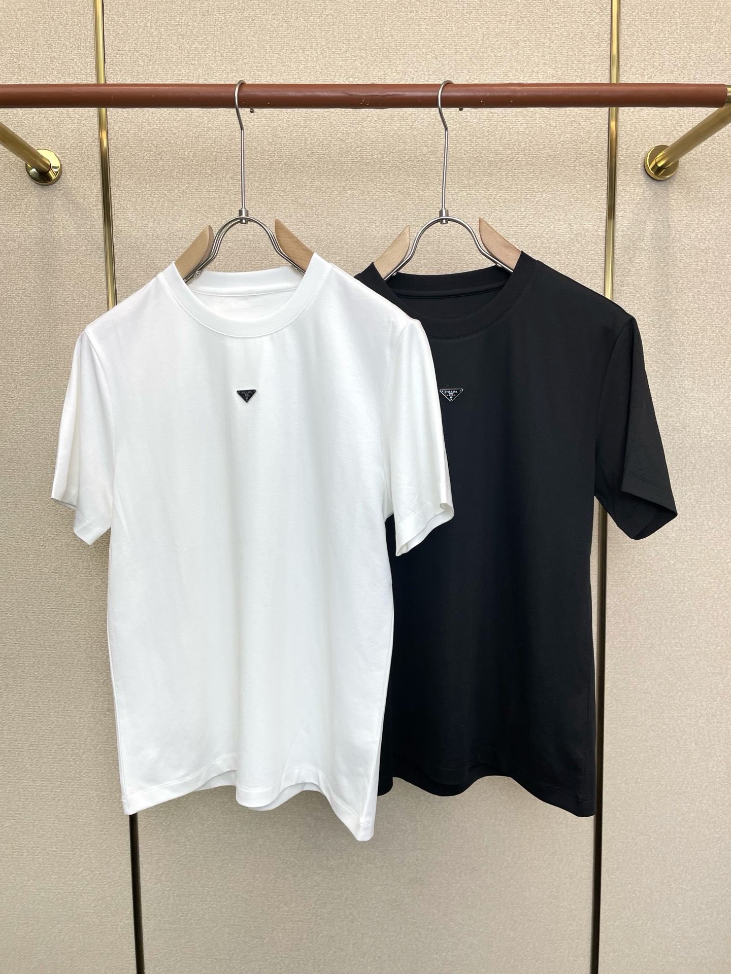 NO:873819,.Prada's new and popular men's casual short-sleeved original model. High-end customization. High-end version. Fashionable and versatile imported fabrics. Super soft and delicate feel. Skin-friendly and comfortable to wear. High-end boutique. The upper body is exquisitely made by the factory. A must-have item for men. Three complete standards. Size M-3XL, prada, prada, T-shirt,19860909.Prada普拉达砸锅卖铁都要上的新款新款原单男士休闲短袖 高端定制 高端版本 时尚百搭爆款进口面料 手感超柔软细腻 穿着亲肤舒适 高端精品 代工厂精细做上身非常赞 男士必备单品 三标齐全 码数M-3XL,,prada,prada,T-shirt,,Men's clothing