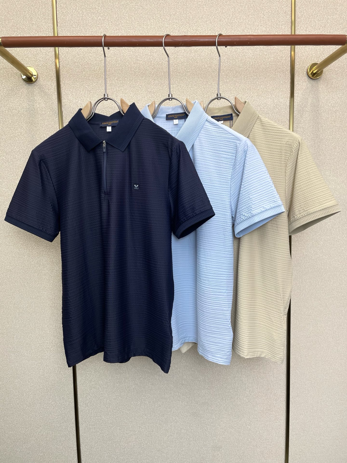 NO:776141,.Louis Vuitton Louis Vuitton exclusively offers new original men's casual short sleeves. High-end customization. High-end version. Fashionable and versatile imported fabrics. Super soft and delicate feel. Skin-friendly and comfortable to wear. High-end boutique. The upper body is finely made by the factory. It is a must-have item for men. Three standards are complete. Size M-3XL,, louis vuitton, louis vuitton, T-shirt,19860909.Louis Vuitton路易威登独家专供新款原单男士休闲短袖 高端定制 高端版本 时尚百搭爆款进口面料 手感超柔软细腻 穿着亲肤舒适 高端精品 代工厂精细做上身非常赞 男士必备单品 三标齐全 码数M-3XL,,louis vuitton,louis vuitton,T-shirt,,Men's clothing