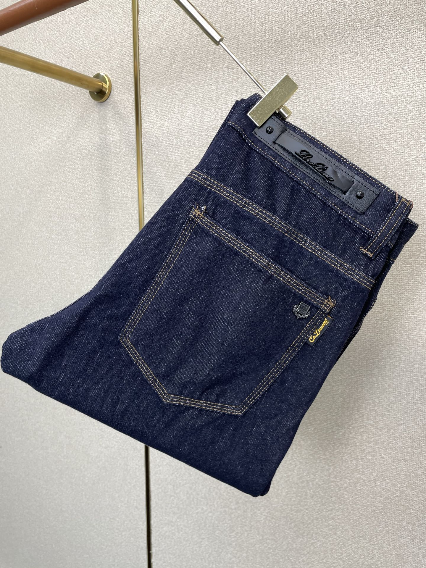 NO:873721,.LP-Loro Piana is a high-end version of the new casual jeans that everyone wants to buy. Custom-made fabrics at the counter. Highly breathable and comfortable, with impeccable details. The brand element design concept reflects high quality. It feels delicate and soft!  It presents a casual cut and the upper body shape is awesome!  Code number 29-38,,loro piana,loro piana,jeans,19860909.LP-Loro Piana诺悠翩雅砸锅卖铁都要上的新款新款休闲牛仔裤高端版本 专柜定制面料 透气舒适度高,细节无可挑剔,品牌元素设计理念,体现高品质.手感细腻柔软！呈现休闲裁剪,上身版型超赞！码数29-38,,loro piana,loro piana,jeans,,Men's clothing