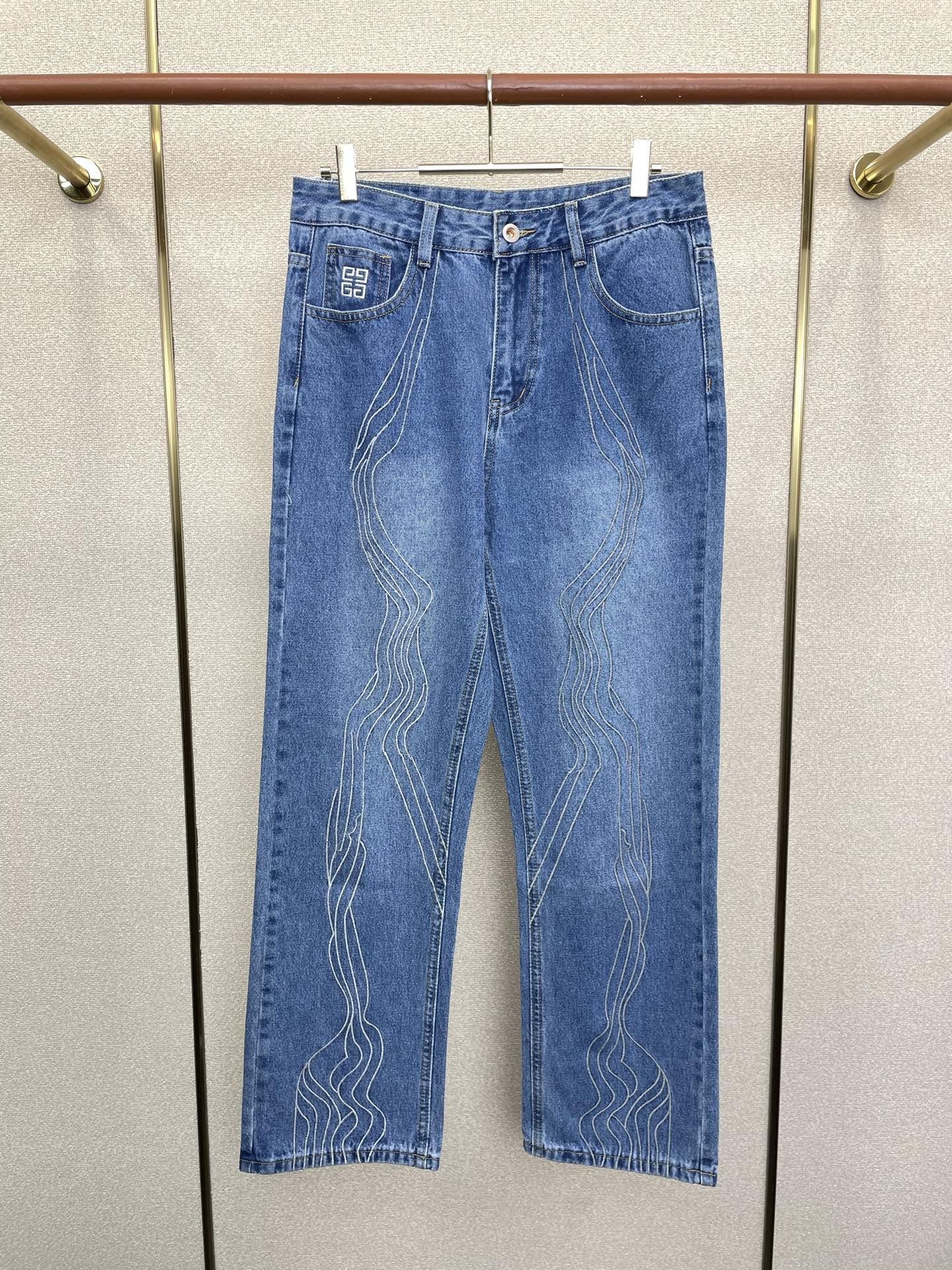 NO:873786,.GIVENCHY Givenchy's new high-end version of casual jeans that everyone wants to buy. Customized fabrics at the counter. Highly breathable and comfortable, with impeccable details. The brand element design concept reflects high quality. It feels delicate and soft!  It presents a casual cut and the upper body shape is awesome!  Code number 29-38,,givenchy,givenchy,jeans,19860909.GIVENCHY纪梵希砸锅卖铁都要上的新款新款休闲牛仔裤高端版本 专柜定制面料 透气舒适度高,细节无可挑剔,品牌元素设计理念,体现高品质.手感细腻柔软！呈现休闲裁剪,上身版型超赞！码数29-38,,givenchy,givenchy,jeans,,Men's clothing