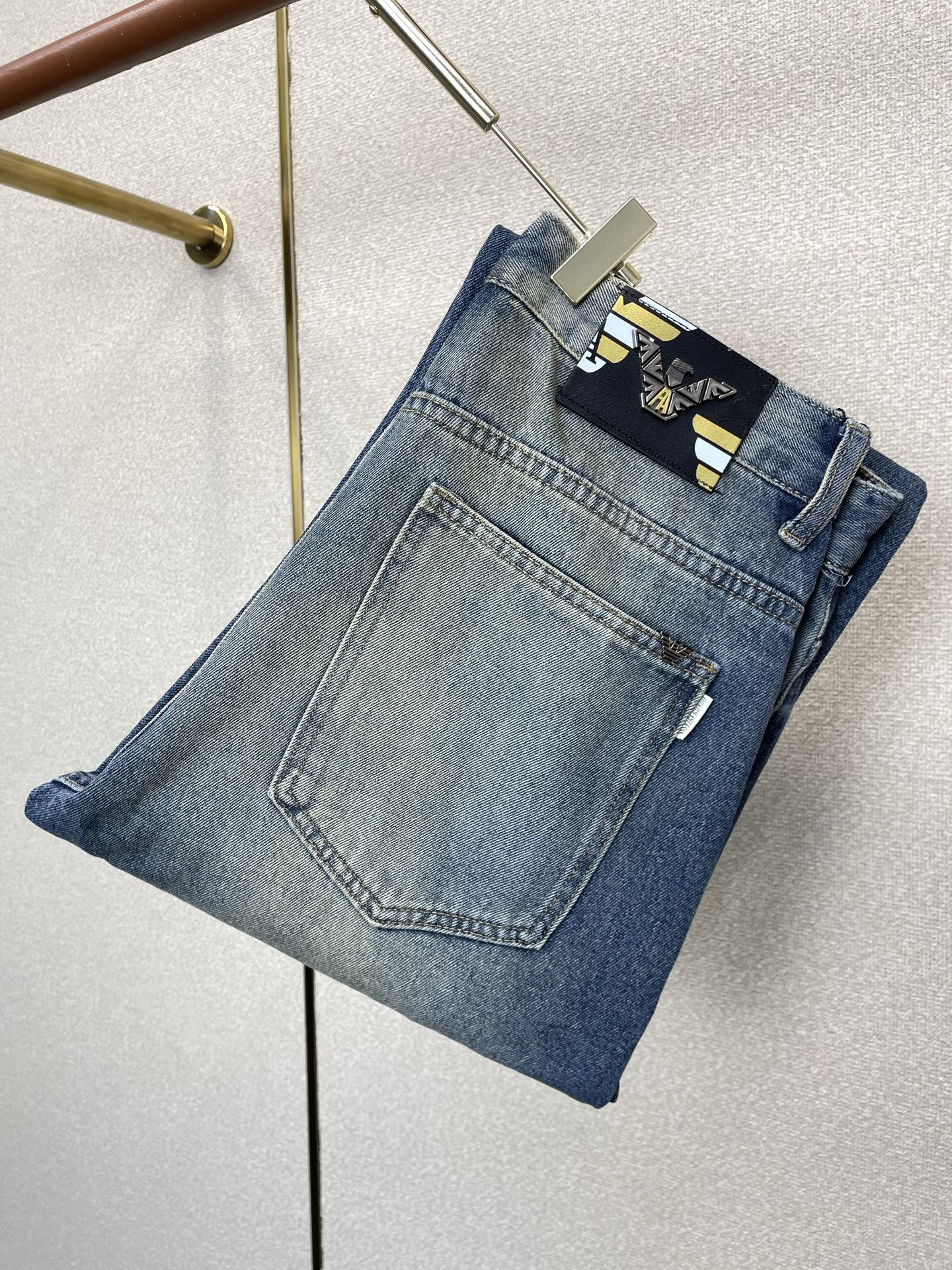 NO:873771,.ARMANI is a high-end version of the new casual jeans that everyone wants to sell. Customized fabrics at the counter. Highly breathable and comfortable, with impeccable details. The brand element design concept embodies high quality. It feels delicate and soft!  It presents a casual cut and the upper body shape is awesome!  Code number 29-38,,armani,armani,jeans,19860909.ARMANI阿玛尼砸锅卖铁都要上的新款新款休闲牛仔裤高端版本 专柜定制面料 透气舒适度高,细节无可挑剔,品牌元素设计理念,体现高品质.手感细腻柔软！呈现休闲裁剪,上身版型超赞！码数29-38,,armani,armani,jeans,,Men's clothing