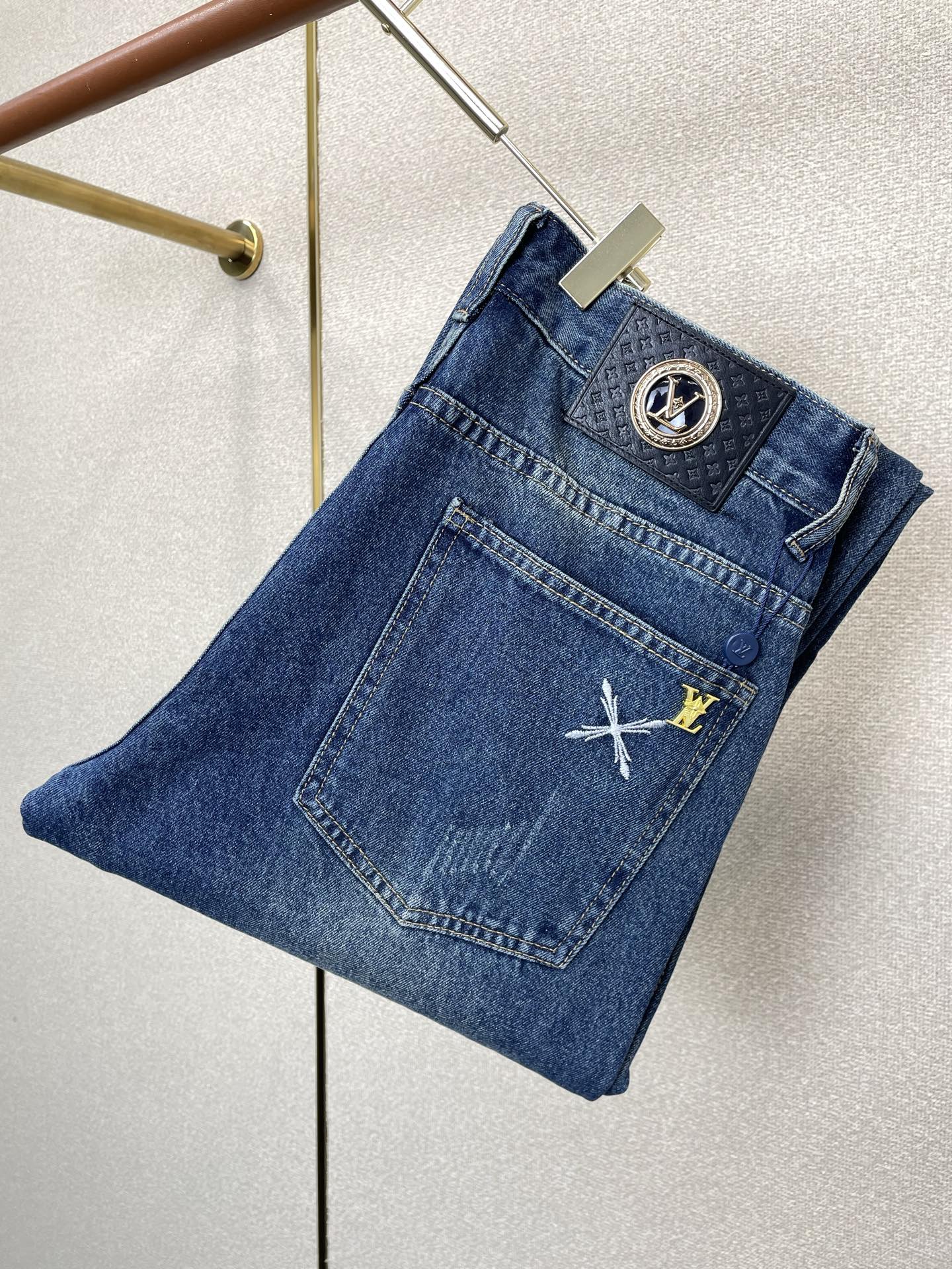 NO:873754,.Louis Vuitton’s new high-end version of casual jeans is a must-have product!  Custom-made fabrics at the counter are highly breathable and comfortable, with impeccable details and brand element design concepts, reflecting high quality. It feels delicate and soft!  It presents a casual cut and the upper body shape is awesome!  Code number 29-38,,louis vuitton,louis vuitton,jeans,19860909.Louis Vuitton路易威登砸锅卖铁都要上的新款新款休闲牛仔裤高端版本！专柜定制面料 透气舒适度高,细节无可挑剔,品牌元素设计理念,体现高品质.手感细腻柔软！呈现休闲裁剪,上身版型超赞！码数29-38,,louis vuitton,louis vuitton,jeans,,Men's clothing