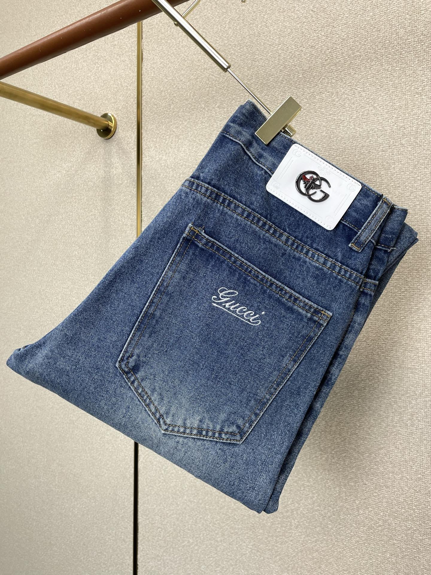 NO:873739,.Gucci’s new high-end version of casual jeans is a must-have for everyone!  Custom-made fabrics at the counter are highly breathable and comfortable, with impeccable details and brand element design concepts, reflecting high quality. It feels delicate and soft!  It presents a casual cut and the upper body shape is awesome!  Code number 29-38,,gucci,gucci,jeans,19860909.Gucci古驰砸锅卖铁都要上的新款新款休闲牛仔裤高端版本！专柜定制面料 透气舒适度高,细节无可挑剔,品牌元素设计理念,体现高品质.手感细腻柔软！呈现休闲裁剪,上身版型超赞！码数29-38,,gucci,gucci,jeans,,Men's clothing