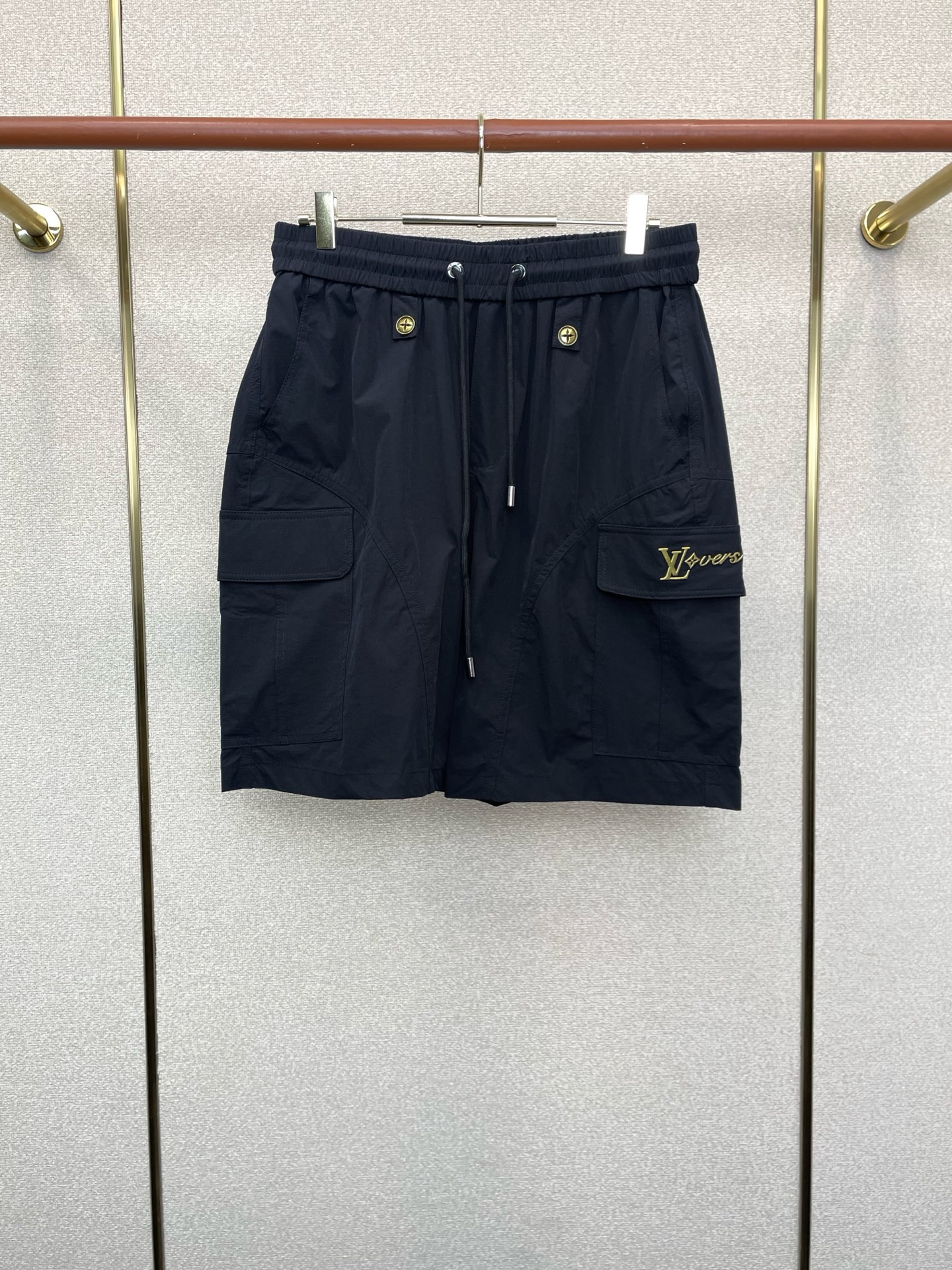 NO:873826,.Louis Vuitton is a high-end version of the new spring and summer shorts that Louis Vuitton sells everywhere!  Custom-made fabrics at the counter are highly breathable and comfortable, with impeccable details and brand element design concepts, reflecting high quality. It feels delicate and soft!  It presents a casual cut and the upper body shape is awesome!  Size M-2XL,,louis vuitton,louis vuitton,shorts,19860909.Louis Vuitton路易威登砸锅卖铁都要上的新款新款春夏短裤高端版本！专柜定制面料 透气舒适度高,细节无可挑剔,品牌元素设计理念,体现高品质.手感细腻柔软！呈现休闲裁剪,上身版型超赞！码数M-2XL,,louis vuitton,louis vuitton,shorts,,Men's clothing