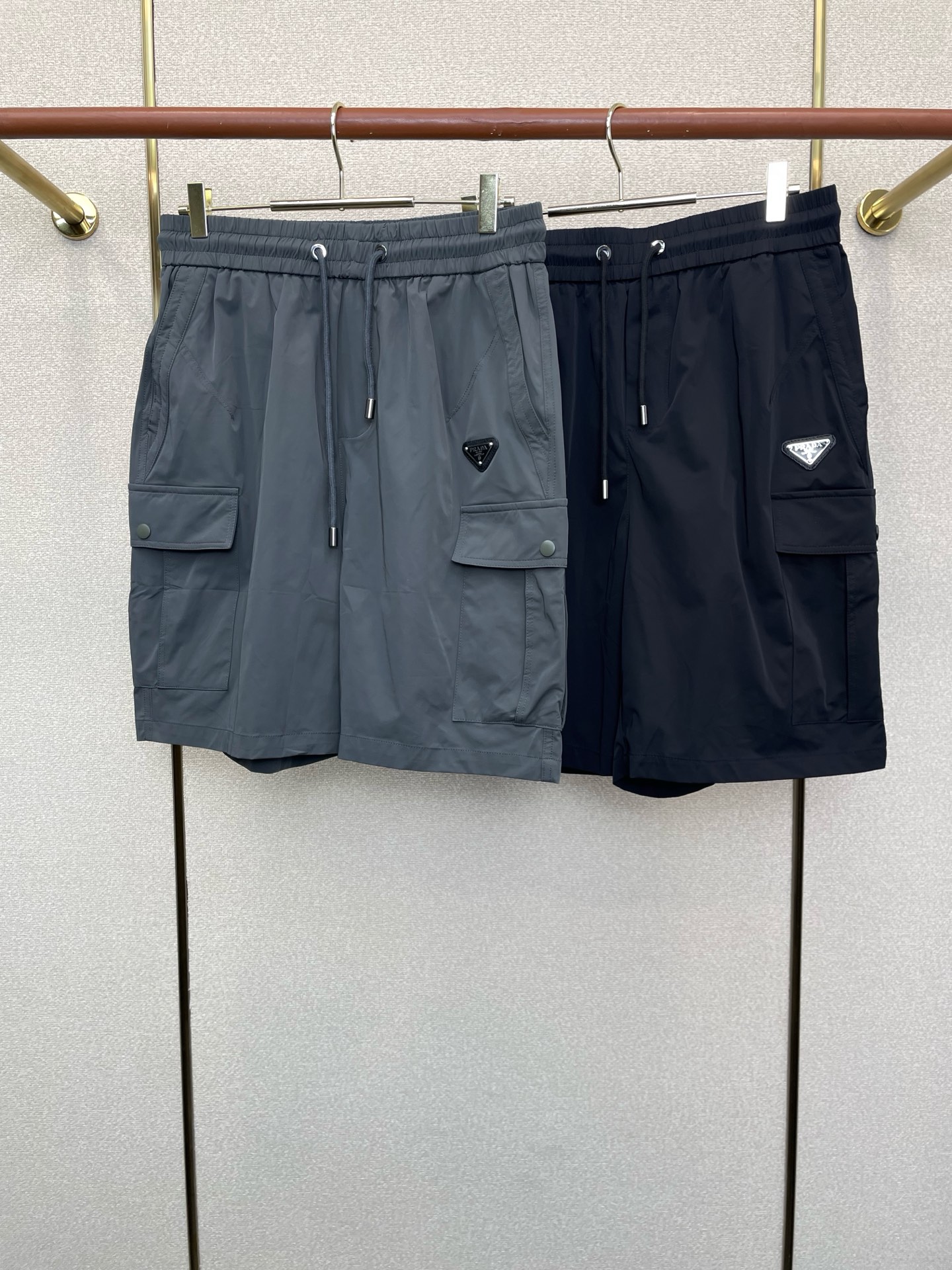 NO:873800,.Prada is a high-end version of the new spring and summer shorts that everyone wants to sell!  Custom-made fabrics at the counter are highly breathable and comfortable, with impeccable details and brand element design concepts, reflecting high quality. It feels delicate and soft!  It presents a casual cut and the upper body shape is awesome!  Size M-2XL,,prada,prada,shorts,19860909.Prada普拉达砸锅卖铁都要上的新款新款春夏短裤高端版本！专柜定制面料 透气舒适度高,细节无可挑剔,品牌元素设计理念,体现高品质.手感细腻柔软！呈现休闲裁剪,上身版型超赞！码数M-2XL,,prada,prada,shorts,,Men's clothing