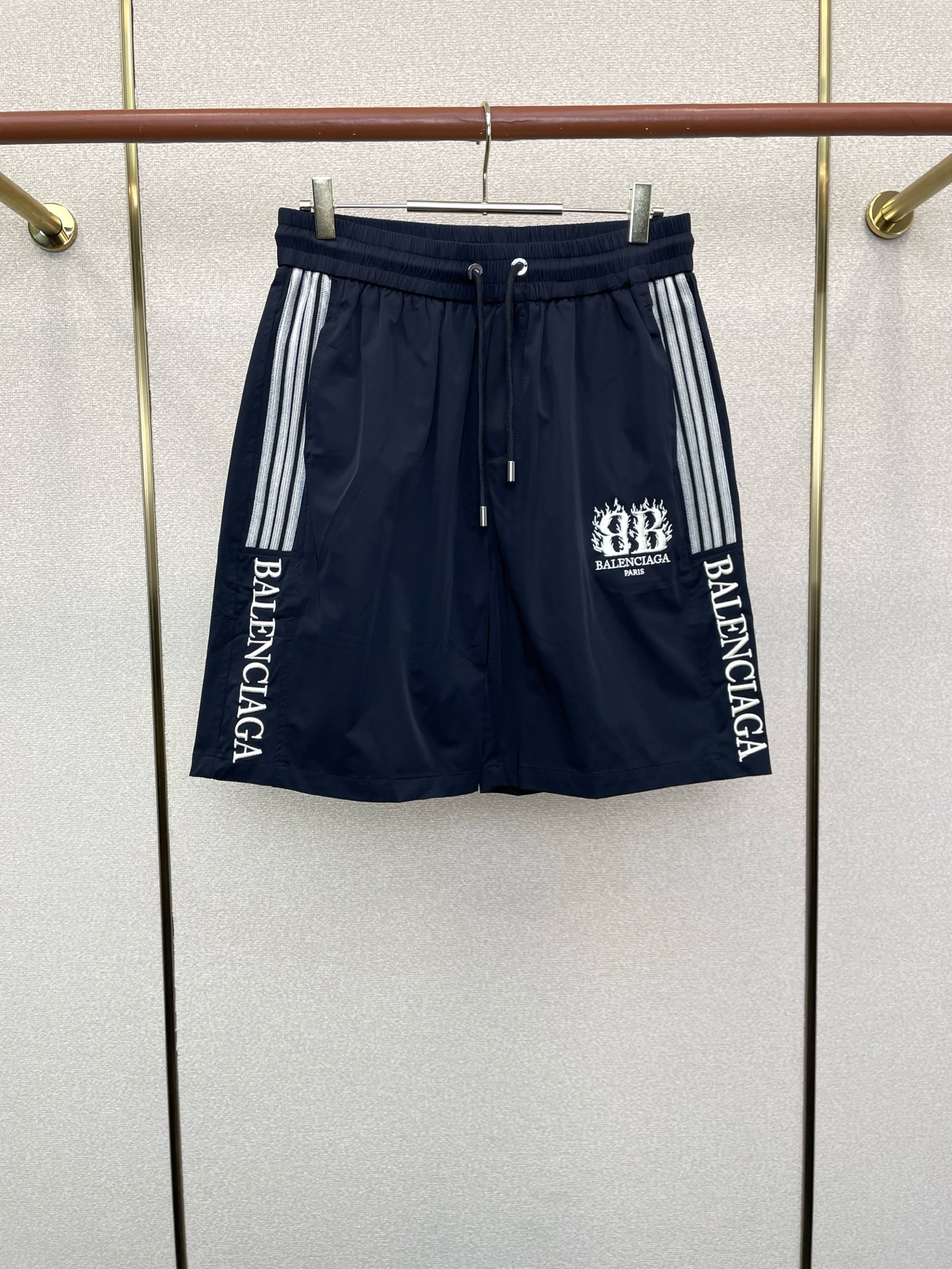 NO:873817,.BALENCIAGA is a high-end version of the new spring and summer shorts that everyone will buy!  Custom-made fabrics at the counter are highly breathable and comfortable, with impeccable details and brand element design concepts, reflecting high quality. It feels delicate and soft!  It presents a casual cut and the upper body shape is awesome!  Size M-2XL,,balenciaga,balenciaga,shorts,19860909.BALENCIAGA巴黎世家砸锅卖铁都要上的新款新款春夏短裤高端版本！专柜定制面料 透气舒适度高,细节无可挑剔,品牌元素设计理念,体现高品质.手感细腻柔软！呈现休闲裁剪,上身版型超赞！码数M-2XL,,balenciaga,balenciaga,shorts,,Men's clothing