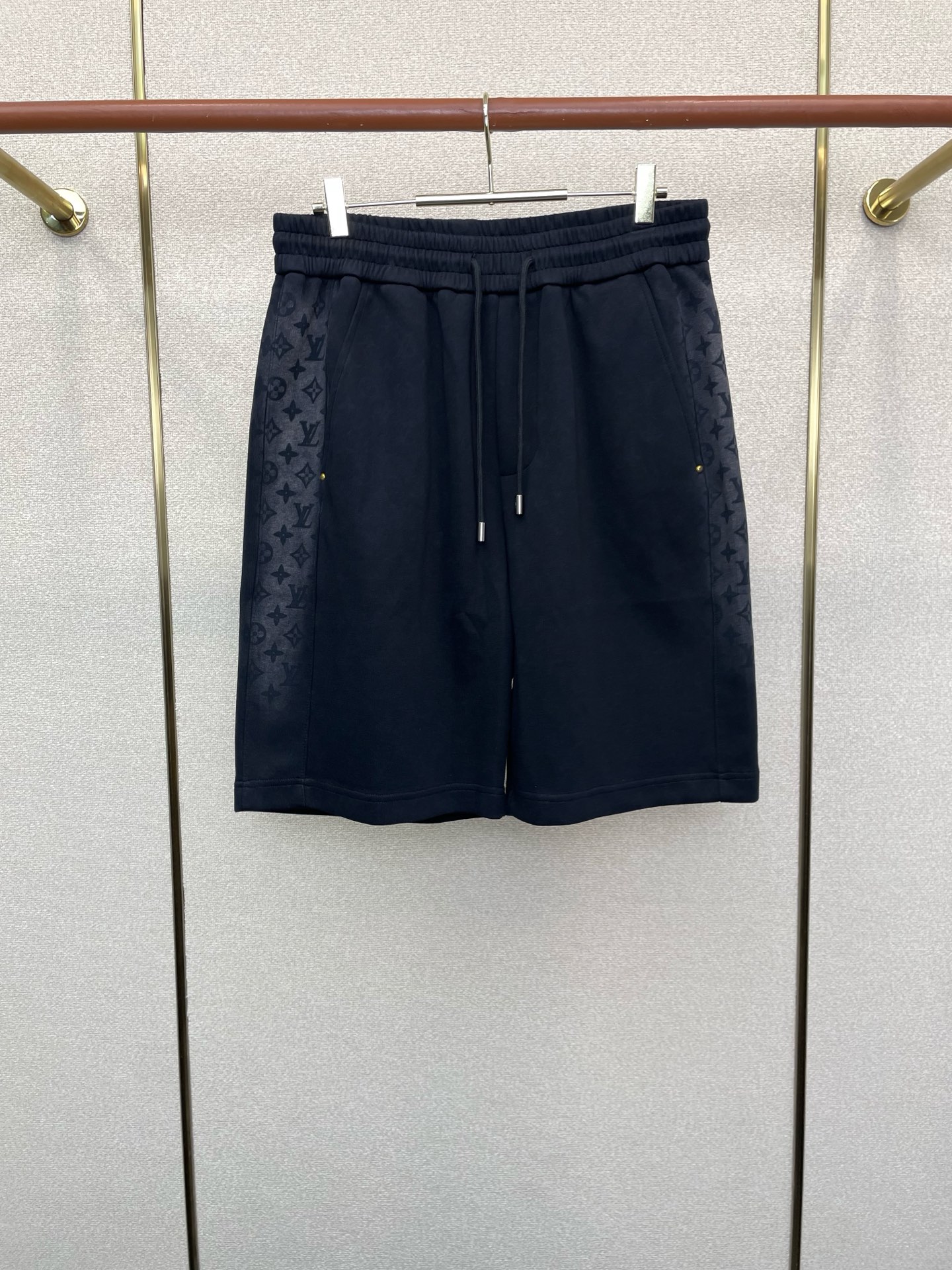 NO:873808,.Louis Vuitton is a high-end version of the new spring and summer shorts that Louis Vuitton sells everywhere!  Custom-made fabrics at the counter are highly breathable and comfortable, with impeccable details and brand element design concepts, reflecting high quality. It feels delicate and soft!  It presents a casual cut and the upper body shape is awesome!  Size M-2XL,,louis vuitton,louis vuitton,shorts,19860909.Louis Vuitton路易威登砸锅卖铁都要上的新款新款春夏短裤高端版本！专柜定制面料 透气舒适度高,细节无可挑剔,品牌元素设计理念,体现高品质.手感细腻柔软！呈现休闲裁剪,上身版型超赞！码数M-2XL,,louis vuitton,louis vuitton,shorts,,Men's clothing