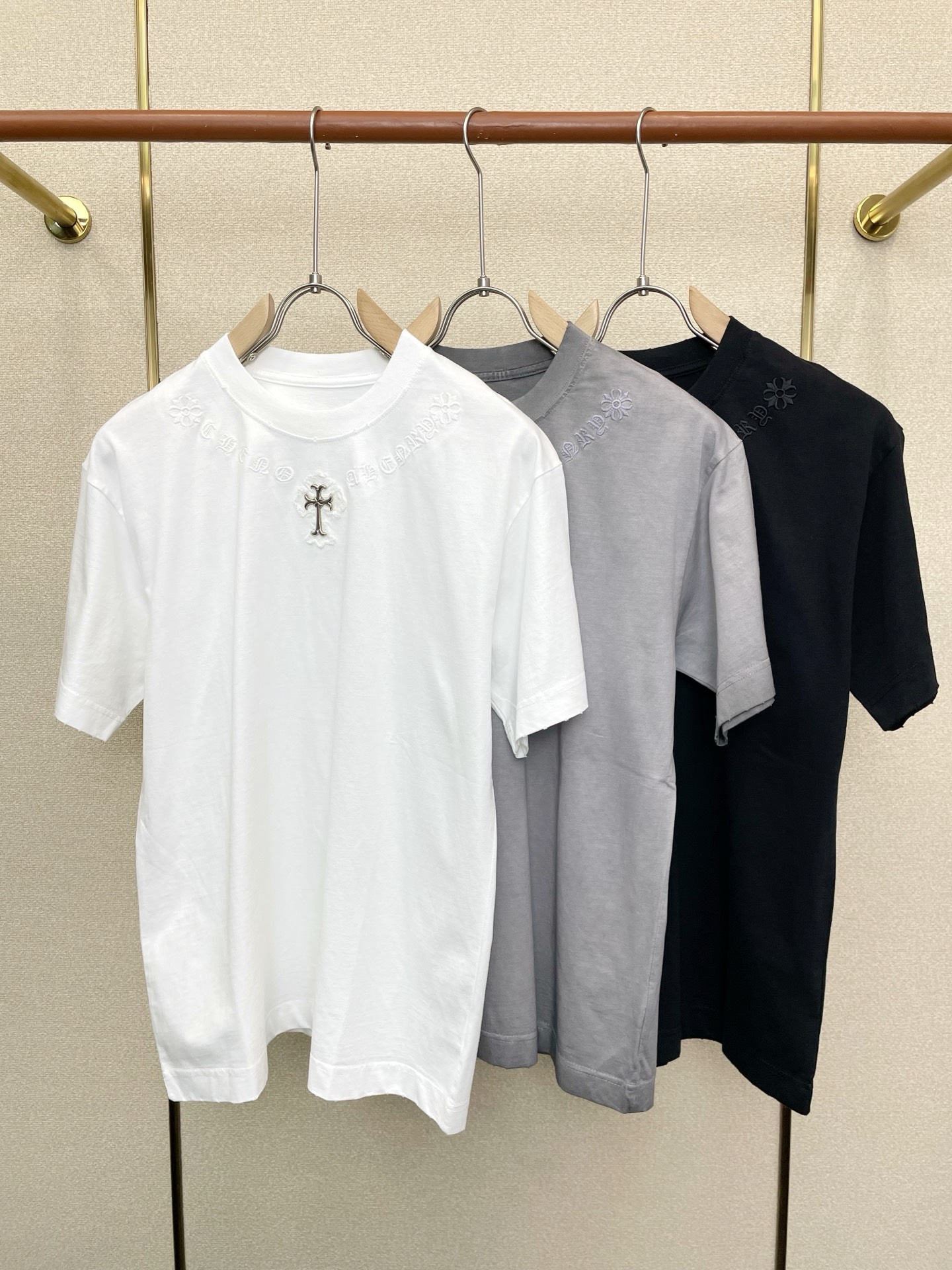 NO:873858,.Chrome Hearts Chrome Hearts is a must-have new model of original men's casual short sleeves. High-end customization. High-end version. Fashionable and versatile imported fabrics. Super soft and delicate feel. Skin-friendly and comfortable to wear. High-end boutique. The upper body is finely made by the factory. It is a must-have item for men. Three standards are complete. Size S-2XL,, chrome hearts, chrome hearts, T-shirt,19860909.Chrome hearts克罗心砸锅卖铁都要上的新款新款原单男士休闲短袖 高端定制 高端版本 时尚百搭爆款进口面料 手感超柔软细腻 穿着亲肤舒适 高端精品 代工厂精细做上身非常赞 男士必备单品 三标齐全 码数S-2XL,,chrome hearts,chrome hearts,T-shirt,,Men's clothing