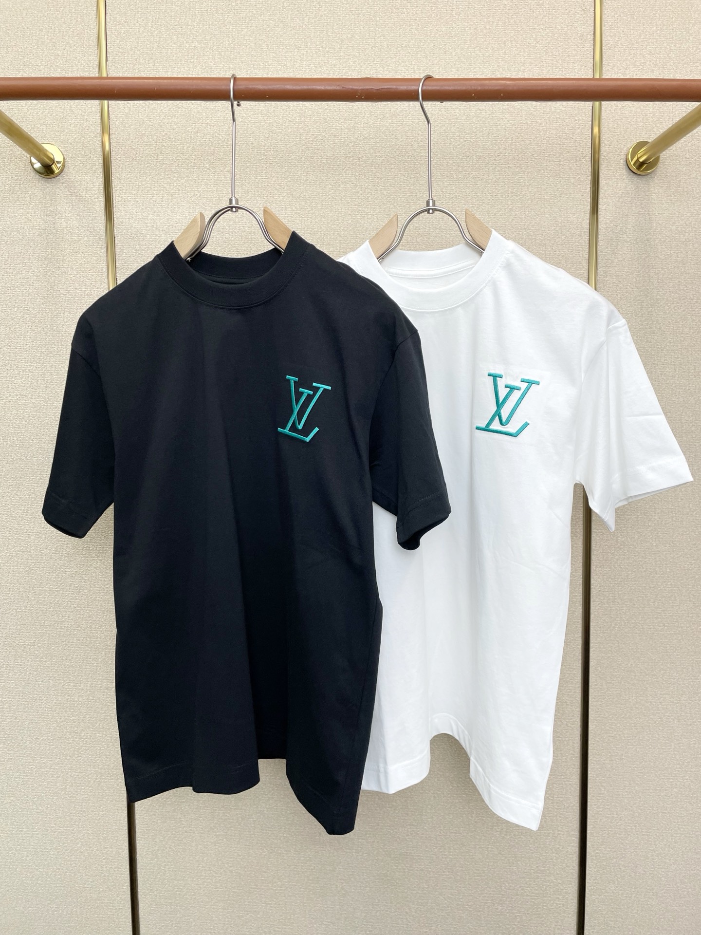 NO:873846,.Louis Vuitton is a must-have new model. Original men's casual short-sleeves. High-end customization. High-end version. Fashionable and versatile imported fabrics. Super soft and delicate feel. Skin-friendly and comfortable to wear. High-end boutique. The upper body is exquisitely made by the factory. Men's must-have items. Three labels are complete. Size S-2XL, Louis Vuitton, Louis Vuitton, T-shirt,19860909.Louis Vuitton路易威登砸锅卖铁都要上的新款新款原单男士休闲短袖 高端定制 高端版本 时尚百搭爆款进口面料 手感超柔软细腻 穿着亲肤舒适 高端精品 代工厂精细做上身非常赞 男士必备单品 三标齐全 码数S-2XL,,louis vuitton,louis vuitton,T-shirt,,Men's clothing