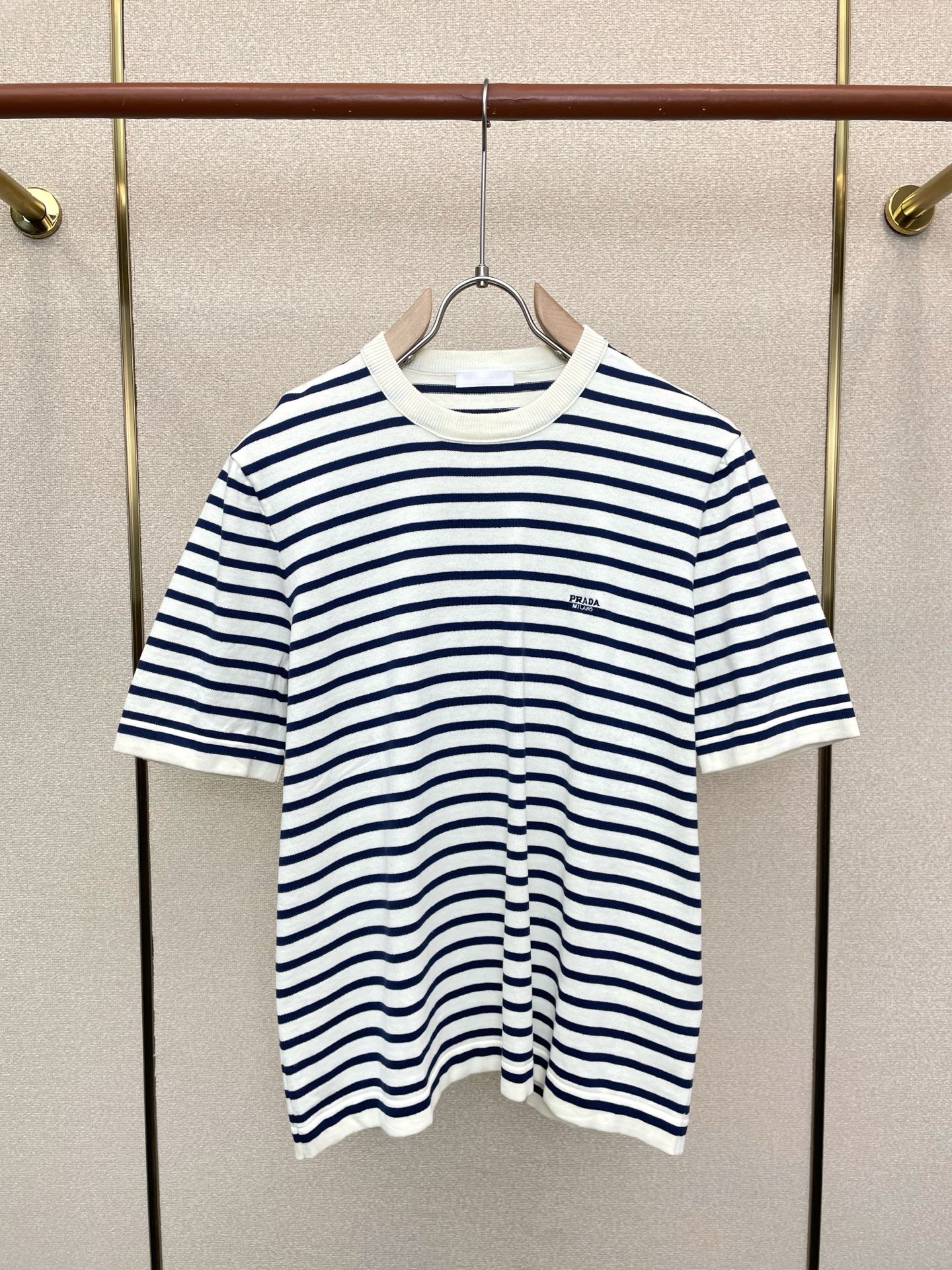 NO:873855,.Prada is a must-have new model of original men's casual short-sleeves. High-end customization. High version. Fashionable and versatile imported fabrics. Super soft and delicate feel. Skin-friendly and comfortable to wear. High-end boutique. The upper body is finely made by the factory. It is a must-have item for men. Three standards are complete. Size 46.48.50.52,, prada, prada, T-shirt,19860909.Prada普拉达砸锅卖铁都要上的新款新款原单男士休闲短袖 高端定制 高版本 时尚百搭爆款进口面料 手感超柔软细腻 穿着亲肤舒适 高端精品 代工厂精细做上身非常赞 男士必备单品 三标齐全 码数46.48.50.52,,prada,prada,T-shirt,,Men's clothing