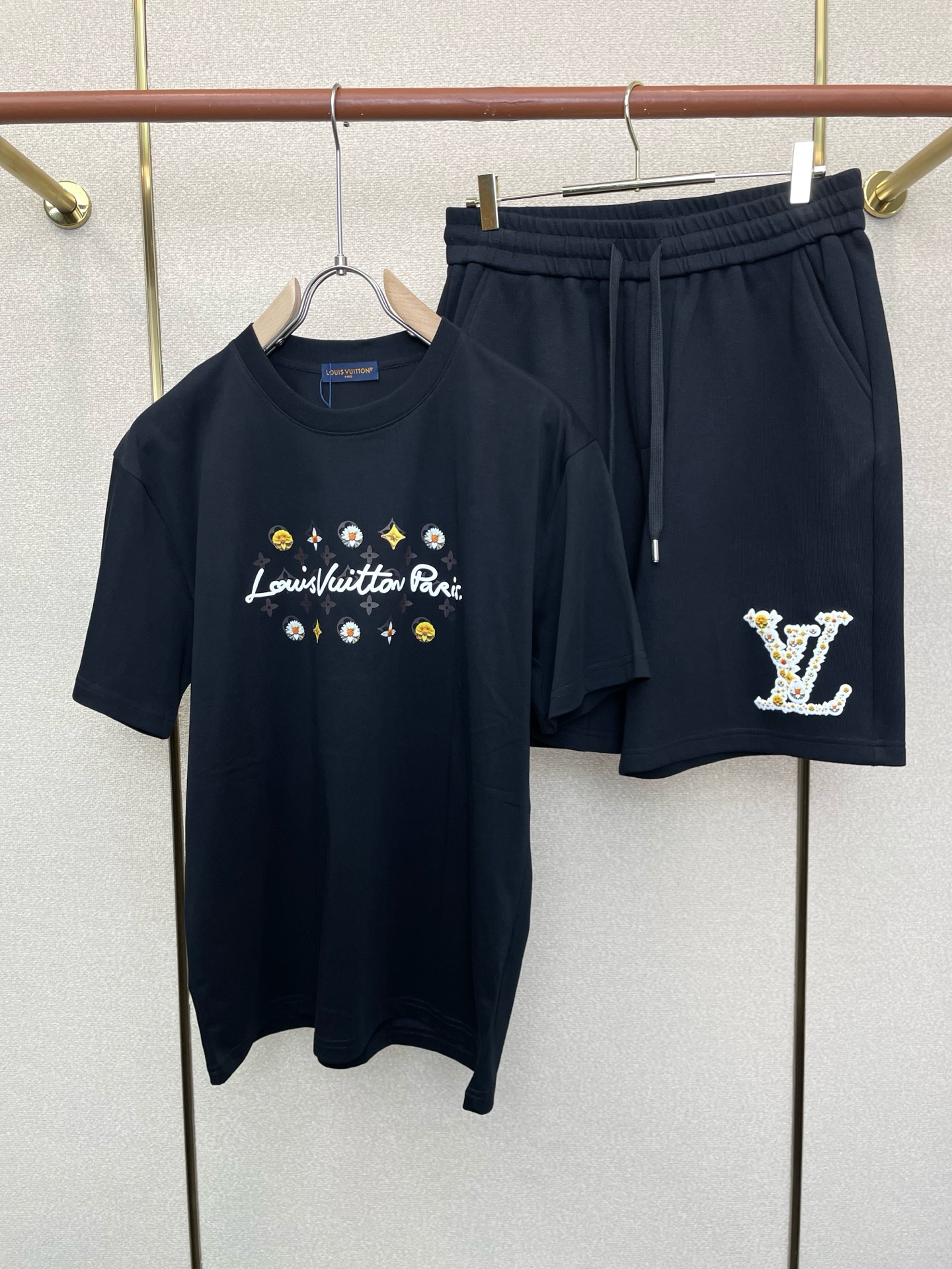 NO:873860,Short sleeves and shorts. Louis Vuitton's new short-sleeved sports suit is the same model that is sold at all Louis Vuitton counters. It is full of high-end!  The details are exquisite and high-end, and the workmanship is impeccable!  The imported fabric is three-dimensional and exquisite. The original high-end double-sided jersey fabric is very high-end!  The fabric is stiff, wrinkle-resistant and wear-resistant, moisture-absorbent, quick-drying and breathable, neat and stylish. Shorts M-3XL. Short sleeves XS-L,, louis vuitton, louis vuitton, shorts, T-shirt,19860909短袖、短裤.Louis Vuitton路易威登砸锅卖铁都要上的新款新款专柜同款短袖运动套装,高级感满满！细节精致高档,做工无可挑剔！进口面料 立体精致细腻.原版高端双面平纹针织面料很显高级！面料挺括抗皱耐磨,吸湿速干透气,利落有型. 短裤M-3XL.短袖XS-L,,louis vuitton,louis vuitton,shorts,T-shirt,,Men's clothing