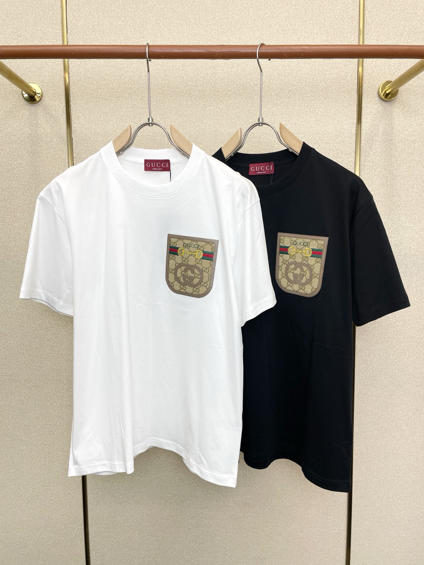 NO:873842,.Gucci Gucci is a must-have new model. Original men's casual short sleeves. High-end customization. High-end version. Fashionable and versatile imported fabrics. Super soft and delicate feel. Skin-friendly and comfortable to wear. High-end boutique. The upper body is finely made by the factory. It is a must-have item for men. Three standards are complete. Sizes XS-L,, gucci, gucci, T-shirt,19860909.Gucci古驰砸锅卖铁都要上的新款新款原单男士休闲短袖 高端定制 高端版本 时尚百搭爆款进口面料 手感超柔软细腻 穿着亲肤舒适 高端精品 代工厂精细做上身非常赞 男士必备单品 三标齐全 码数XS-L,,gucci,gucci,T-shirt,,Men's clothing