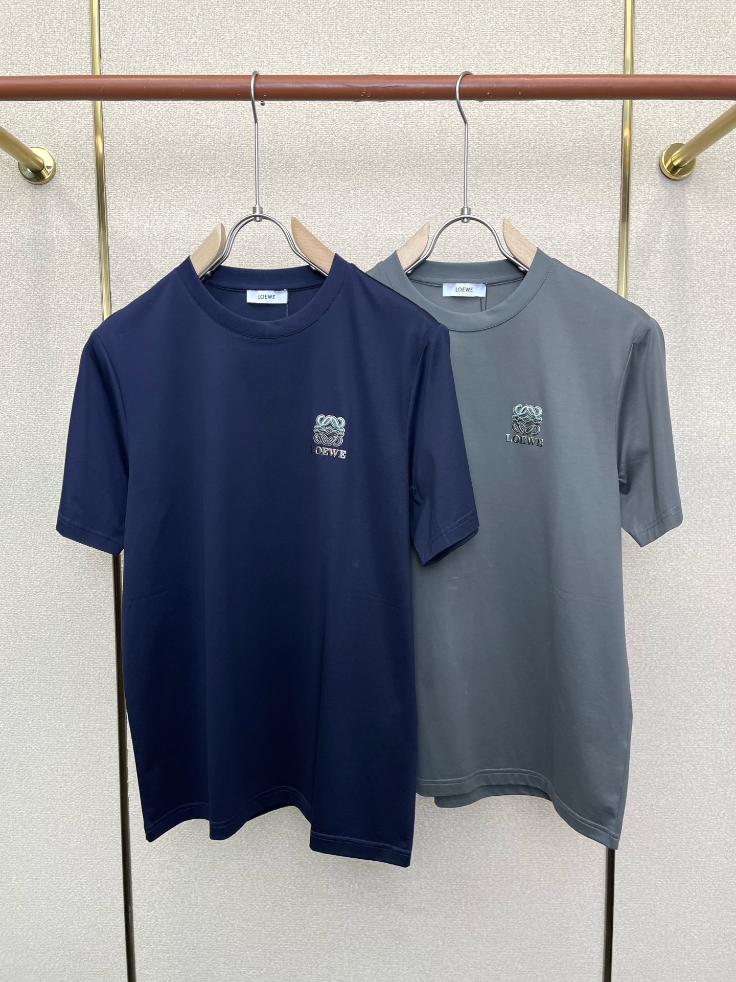 NO:873810,.Loewe's new, original men's casual short-sleeves, high-end customization, high-end version, fashionable and versatile, popular imported fabrics, super soft and delicate to the touch, skin-friendly and comfortable to wear, high-end boutique, the upper body is exquisitely made by the factory, a must-have item for men, complete with three standards, size M-3XL,,loewe,loewe,T-shirt,19860909.Loewe罗意威砸锅卖铁都要上的新款新款原单男士休闲短袖 高端定制 高端版本 时尚百搭爆款进口面料 手感超柔软细腻 穿着亲肤舒适 高端精品 代工厂精细做上身非常赞 男士必备单品 三标齐全 码数M-3XL,,loewe,loewe,T-shirt,,Men's clothing