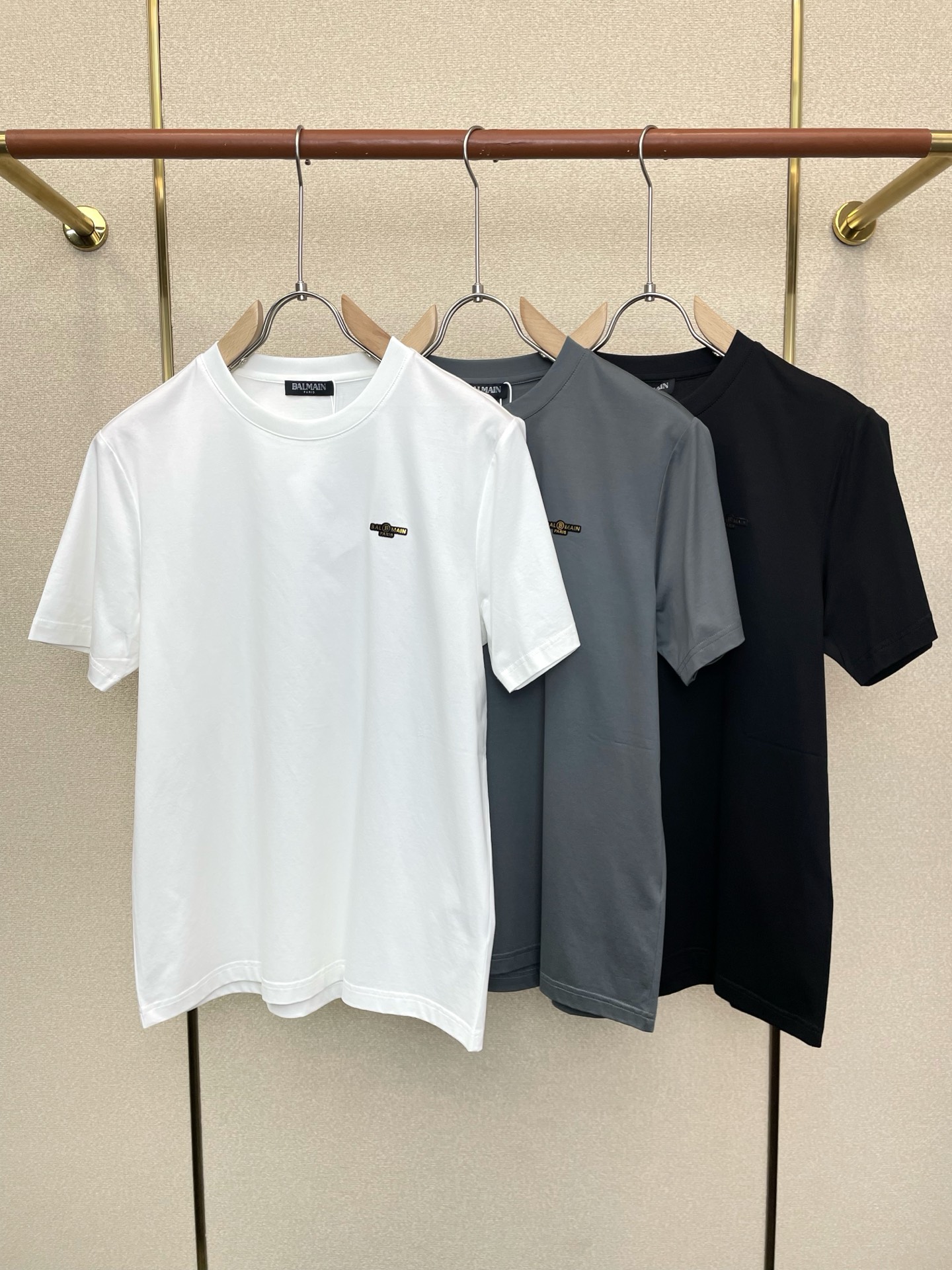NO:873863,.BALMAIN is a must-have new model of original men's casual short-sleeves. High-end customization. High-end version. Fashionable and versatile imported fabrics. Super soft and delicate feel. Skin-friendly and comfortable to wear. High-end boutique. The upper body is exquisitely made by the OEM. A must-have item for men. Three complete standards. Size M-3XL, balmain, balmain, T-shirt,19860909.BALMAIN巴尔曼砸锅卖铁都要上的新款新款原单男士休闲短袖 高端定制 高端版本 时尚百搭爆款进口面料 手感超柔软细腻 穿着亲肤舒适 高端精品 代工厂精细做上身非常赞 男士必备单品 三标齐全 码数M-3XL,,balmain,balmain,T-shirt,,Men's clothing