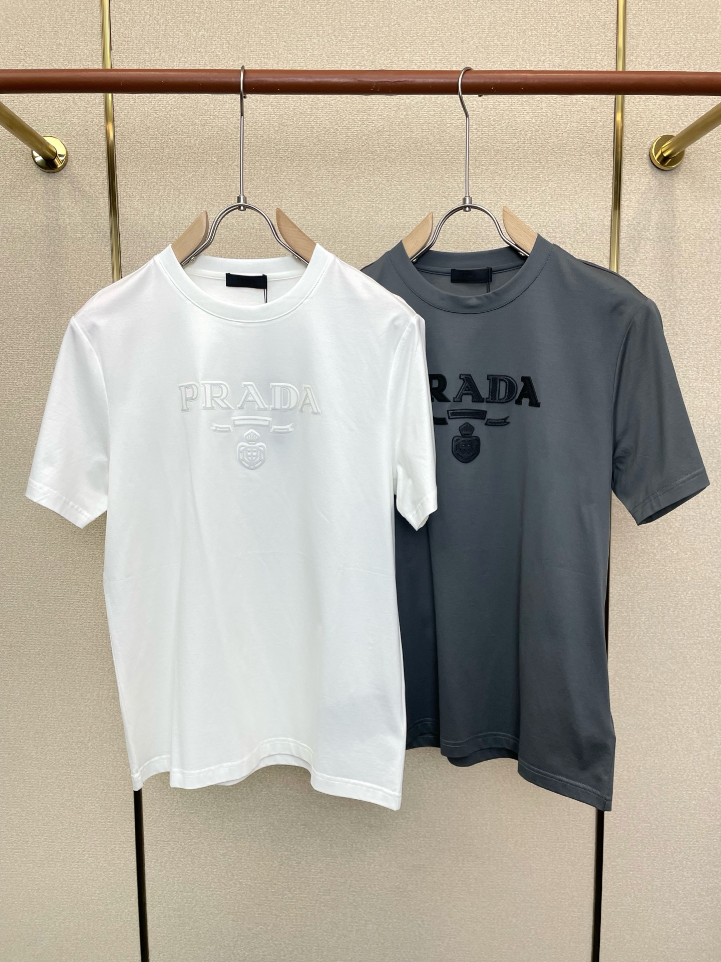 。Prada普拉达💥砸锅卖铁都要上的新款新款原单男士休闲短袖 高端定制 高端版本 时尚百搭爆款⚠️⚠️✨