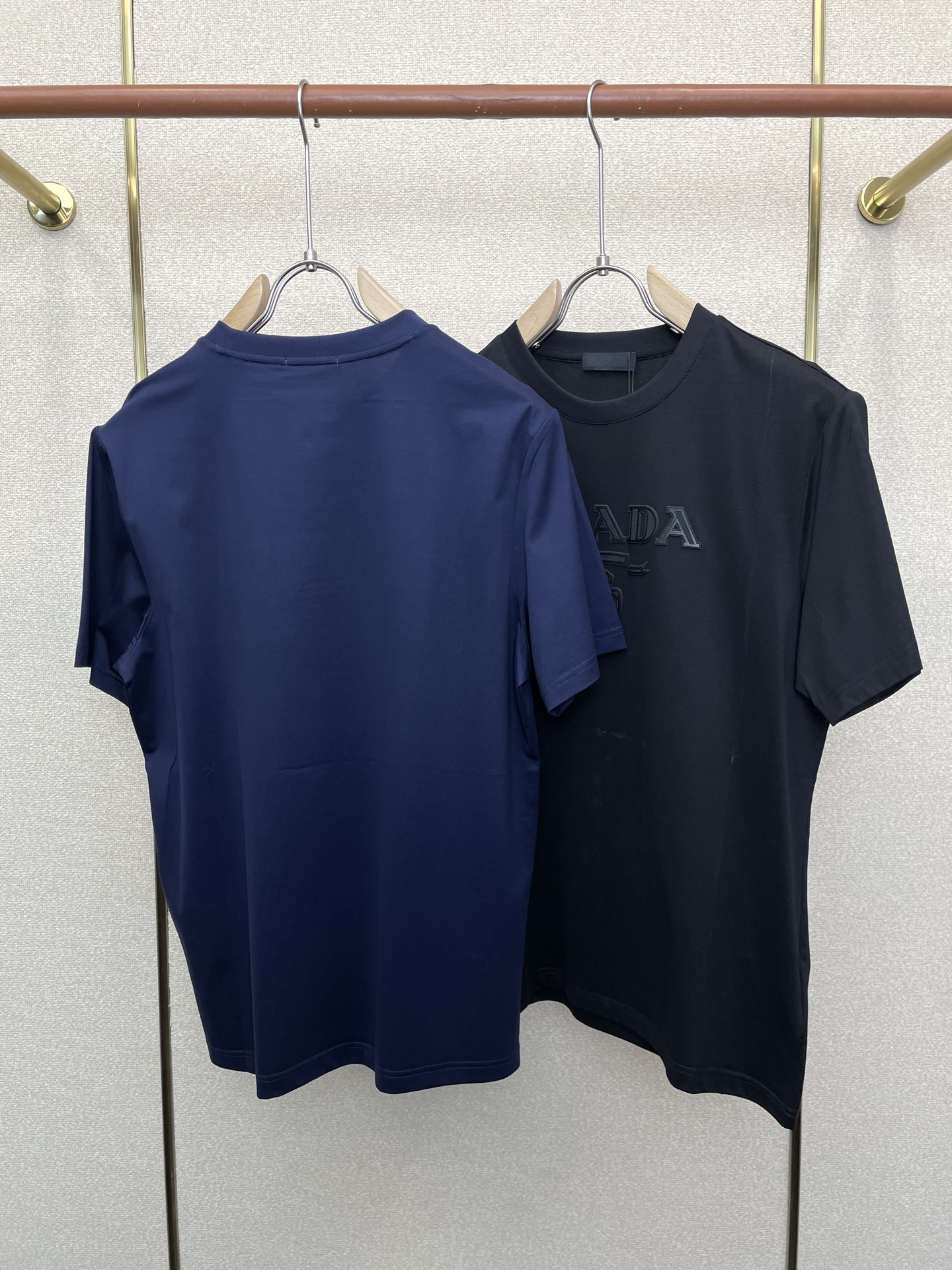 。Prada普拉达💥砸锅卖铁都要上的新款新款原单男士休闲短袖 高端定制 高端版本 时尚百搭爆款⚠️⚠️✨