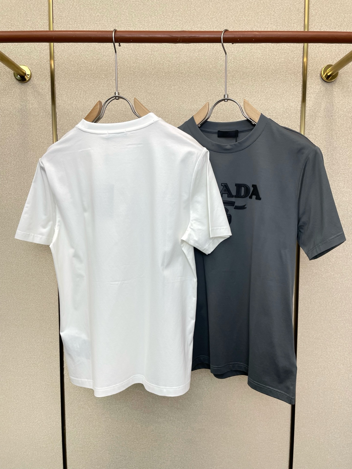 。Prada普拉达💥砸锅卖铁都要上的新款新款原单男士休闲短袖 高端定制 高端版本 时尚百搭爆款⚠️⚠️✨