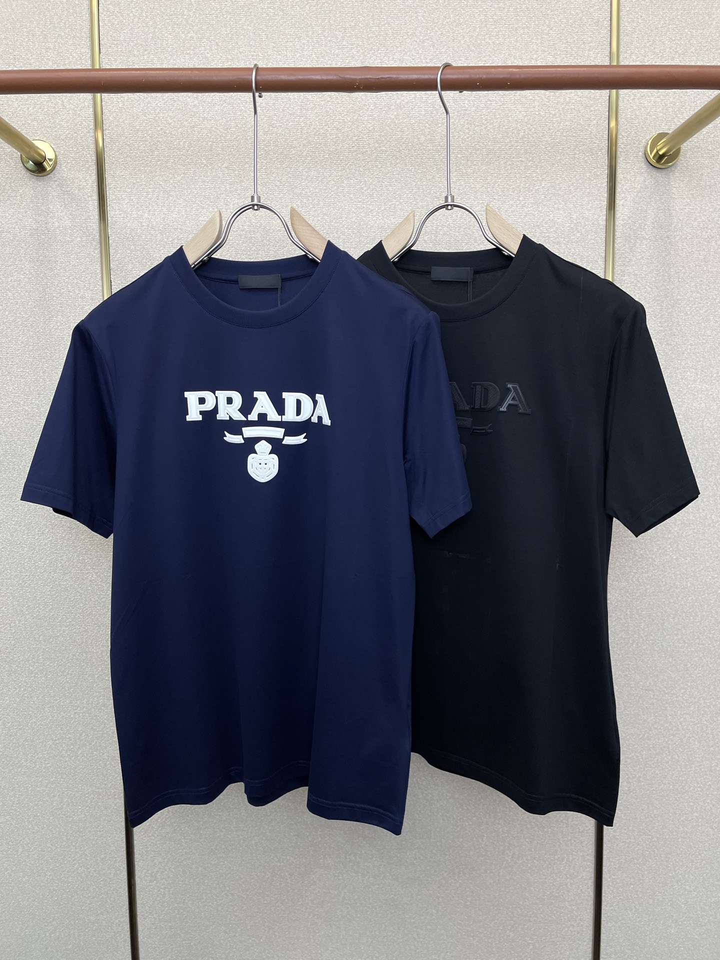 。Prada普拉达💥砸锅卖铁都要上的新款新款原单男士休闲短袖 高端定制 高端版本 时尚百搭爆款⚠️⚠️✨