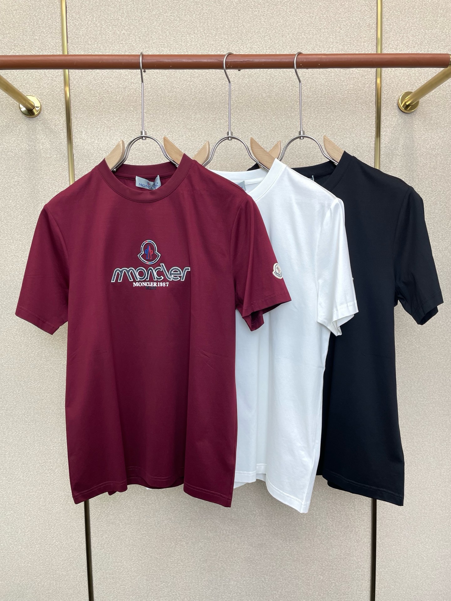 NO:873852,.Moncler's new and original men's casual short-sleeve, high-end customized, high-end version, fashionable and versatile imported fabrics, super soft and delicate to the touch, skin-friendly and comfortable to wear, high-end boutique, the upper body is exquisitely made by the factory, a must-have item for men, complete with three standards, size M-3XL, Moncler, T-shirt,19860909.Moncler蒙口砸锅卖铁都要上的新款新款原单男士休闲短袖 高端定制 高端版本 时尚百搭爆款进口面料 手感超柔软细腻 穿着亲肤舒适 高端精品 代工厂精细做上身非常赞 男士必备单品 三标齐全 码数M-3XL,,Moncler,T-shirt,,Men's clothing