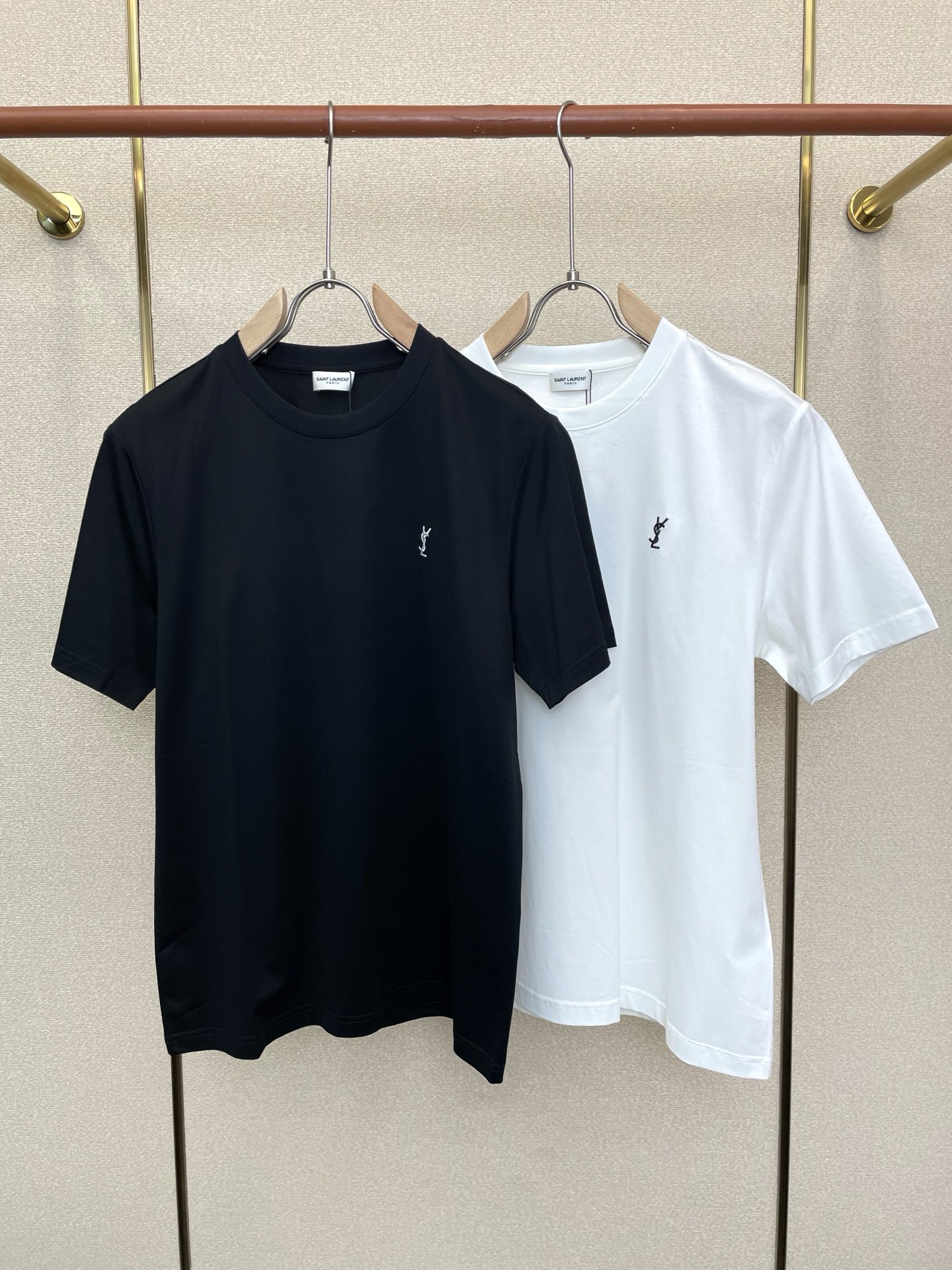 NO:873839,.SAINT LAURENT's new and original men's casual short-sleeve, high-end customization, high-end version, fashionable and versatile imported fabrics, super soft and delicate to the touch, skin-friendly and comfortable to wear, high-end boutique, exquisite upper body made by the factory, very good, a must-have item for men, complete with three standards, size M-3XL,, saint laurent, saint laurent, T-shirt,19860909.SAINT LAURENT圣罗兰砸锅卖铁都要上的新款新款原单男士休闲短袖 高端定制 高端版本 时尚百搭爆款进口面料 手感超柔软细腻 穿着亲肤舒适 高端精品 代工厂精细做上身非常赞 男士必备单品 三标齐全 码数M-3XL,,saint laurent,saint laurent,T-shirt,,Men's clothing