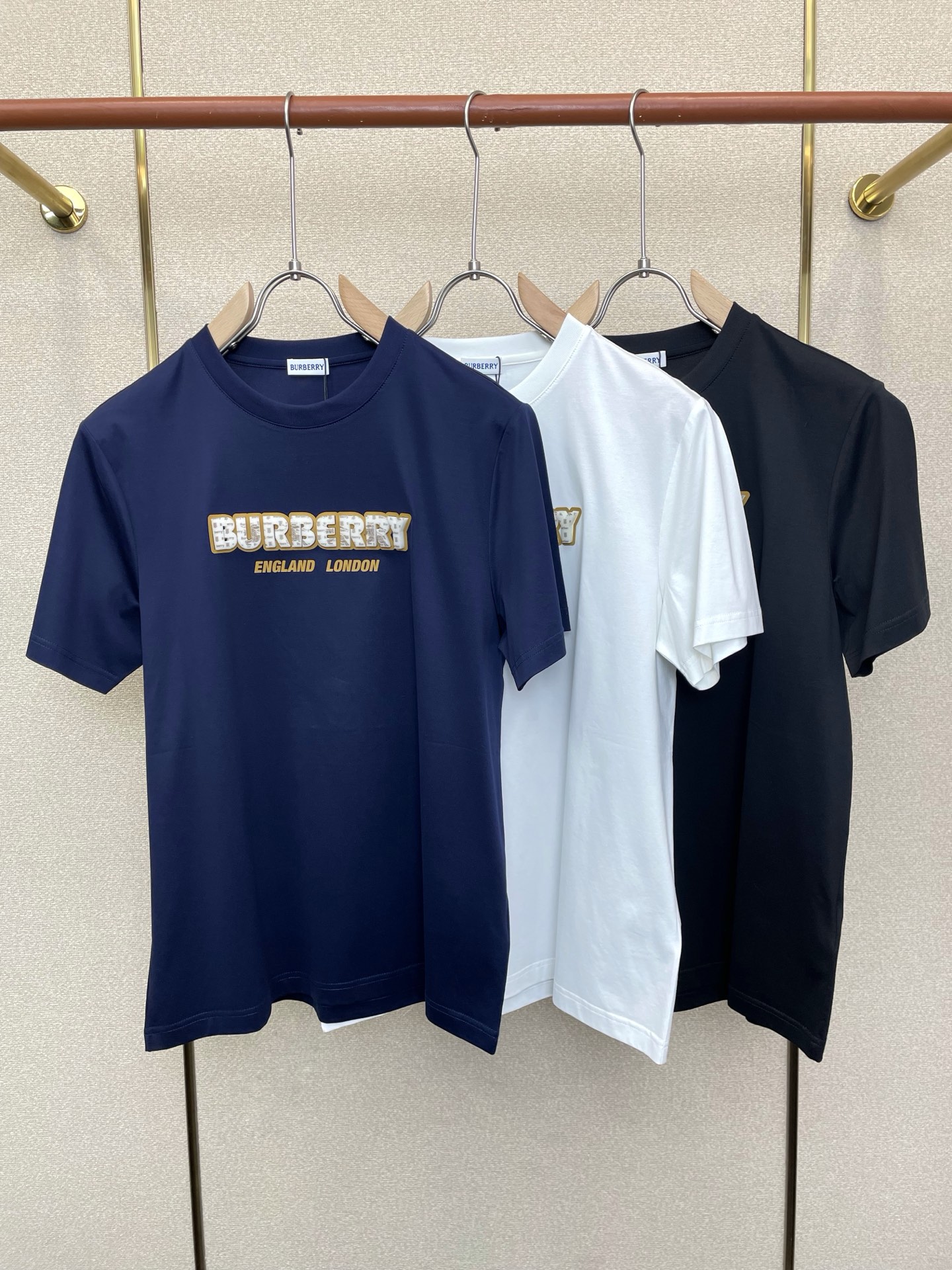 NO:873824,.Burberry's new and popular original men's casual short-sleeves, high-end customization, high-end version, fashionable and versatile imported fabrics, super soft and delicate to the touch, skin-friendly and comfortable to wear, high-end boutique, the upper body is exquisitely made by the factory, a must-have item for men, complete with three standards, size M-3XL,, burberry, burberry, T-shirt,19860909.Burberry巴宝莉砸锅卖铁都要上的新款新款原单男士休闲短袖 高端定制 高端版本 时尚百搭爆款进口面料 手感超柔软细腻 穿着亲肤舒适 高端精品 代工厂精细做上身非常赞 男士必备单品 三标齐全 码数M-3XL,,burberry,burberry,T-shirt,,Men's clothing