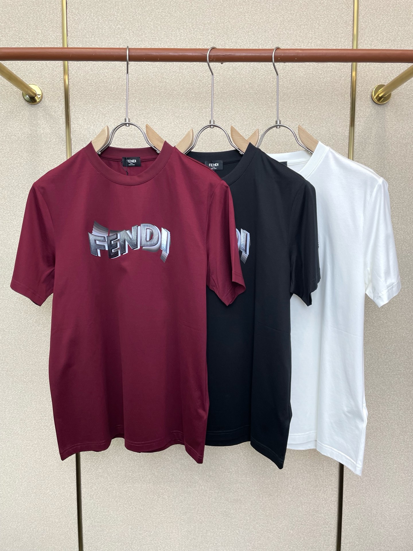 。FENDI芬迪💥砸锅卖铁都要上的新款新款原单男士休闲短袖 高端定制 高端版本 时尚百搭爆款⚠️⚠️✨✨