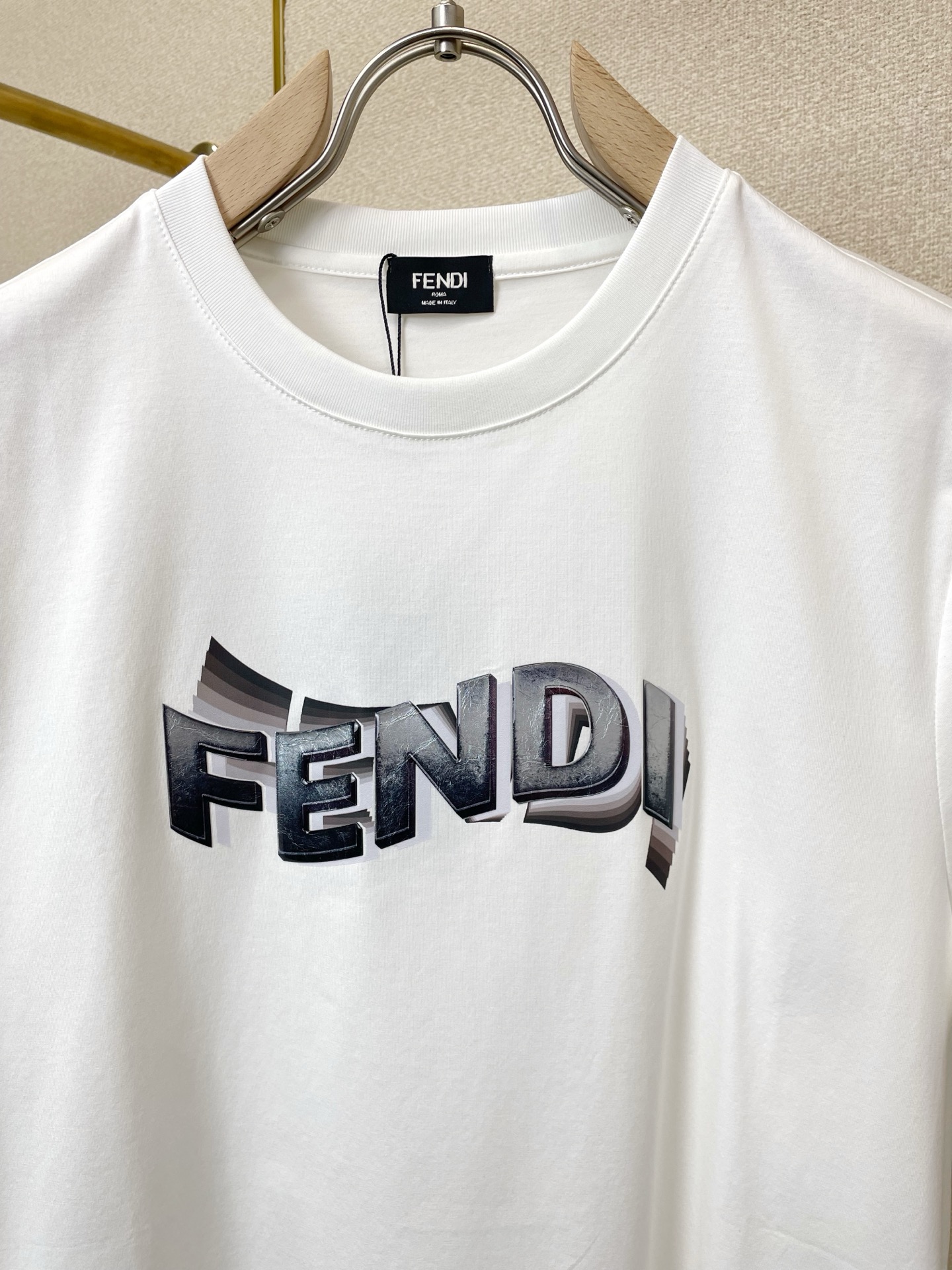 。FENDI芬迪💥砸锅卖铁都要上的新款新款原单男士休闲短袖 高端定制 高端版本 时尚百搭爆款⚠️⚠️✨✨