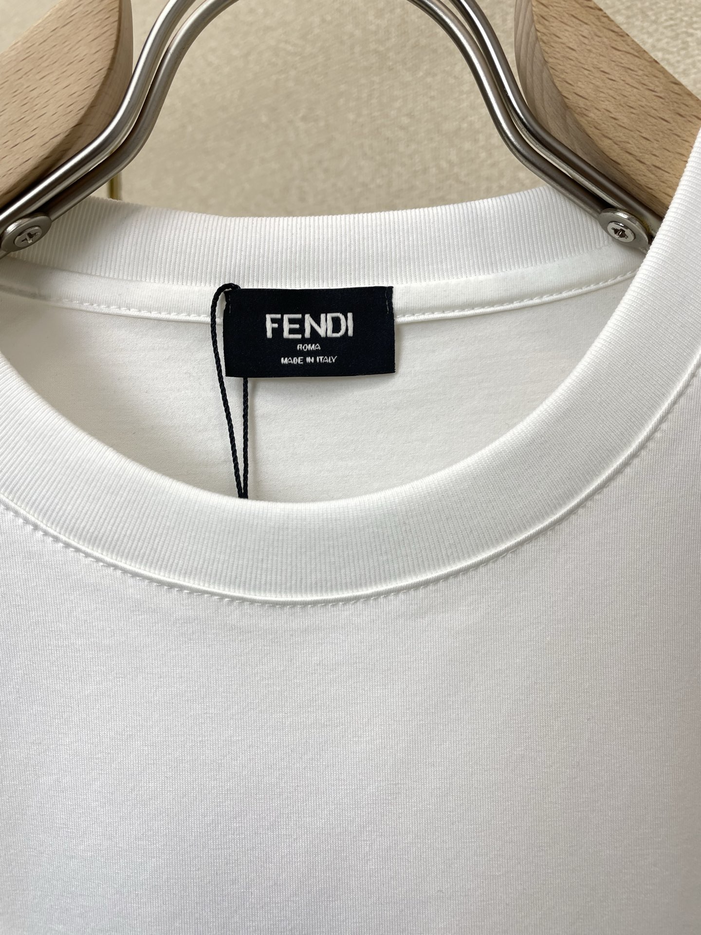 。FENDI芬迪💥砸锅卖铁都要上的新款新款原单男士休闲短袖 高端定制 高端版本 时尚百搭爆款⚠️⚠️✨✨